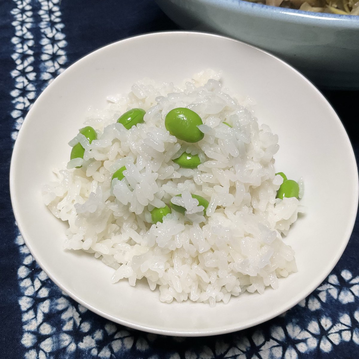 sparna108's tweet photo. 大きなバケツにいっぱいの茗荷をどう消費するか。

そこで、昔ながらのこの辺りの食べ方をちょっとアレンジ。
茗荷を縦半分に切って、たくさんの天然舞茸と
マコモダケ、薄揚げを油で炒めて、
酒、出汁、醤油、味醂でサッと煮る、けんちんで。

昨日収穫した秘伝豆という種類の枝豆で🫛
だだちゃ豆ご飯。

昨日は、茗荷と茄子とシーフードのシチューも
とても美味しくいただきました🙇‍♀️