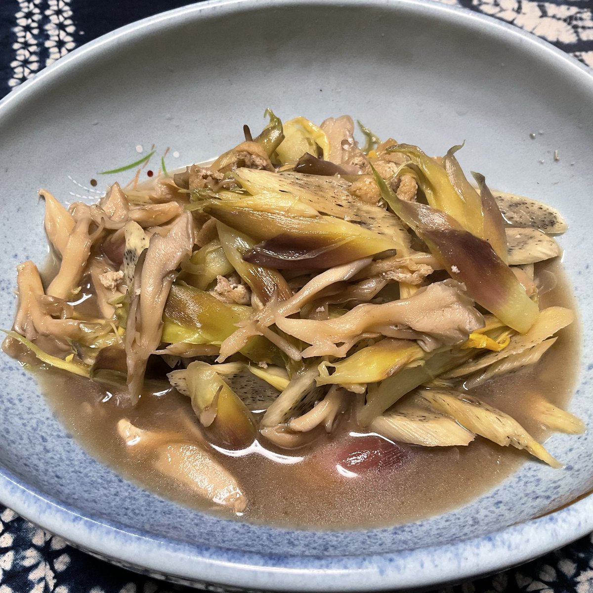 sparna108's tweet photo. 大きなバケツにいっぱいの茗荷をどう消費するか。

そこで、昔ながらのこの辺りの食べ方をちょっとアレンジ。
茗荷を縦半分に切って、たくさんの天然舞茸と
マコモダケ、薄揚げを油で炒めて、
酒、出汁、醤油、味醂でサッと煮る、けんちんで。

昨日収穫した秘伝豆という種類の枝豆で🫛
だだちゃ豆ご飯。

昨日は、茗荷と茄子とシーフードのシチューも
とても美味しくいただきました🙇‍♀️