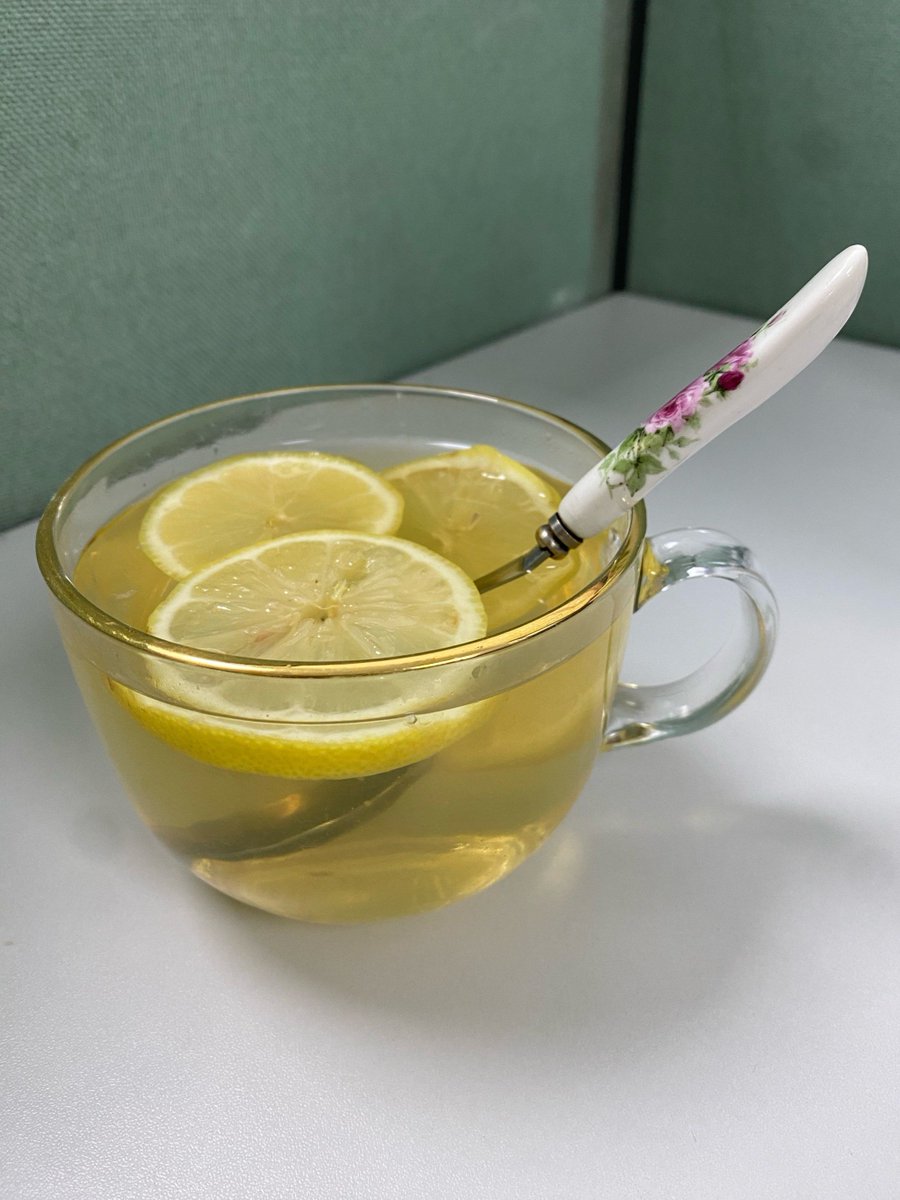 DanicaDeaczffh's tweet photo. Prepara un refrescante limonado casero en 5 minutos: mezcla jugo de 2 limones, 2 cucharadas de azúcar y agua fría, listo para disfrutar! https://t.co/v5zs998Xld