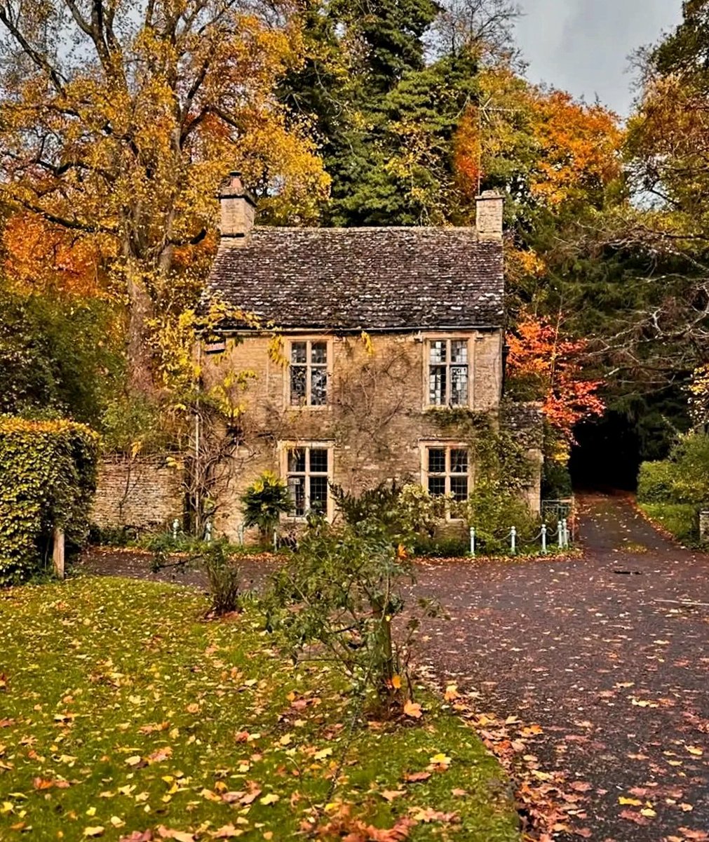 englandcottages's tweet photo. A beautiful Autumn scene 🏡 https://t.co/dJUCaRcbL2