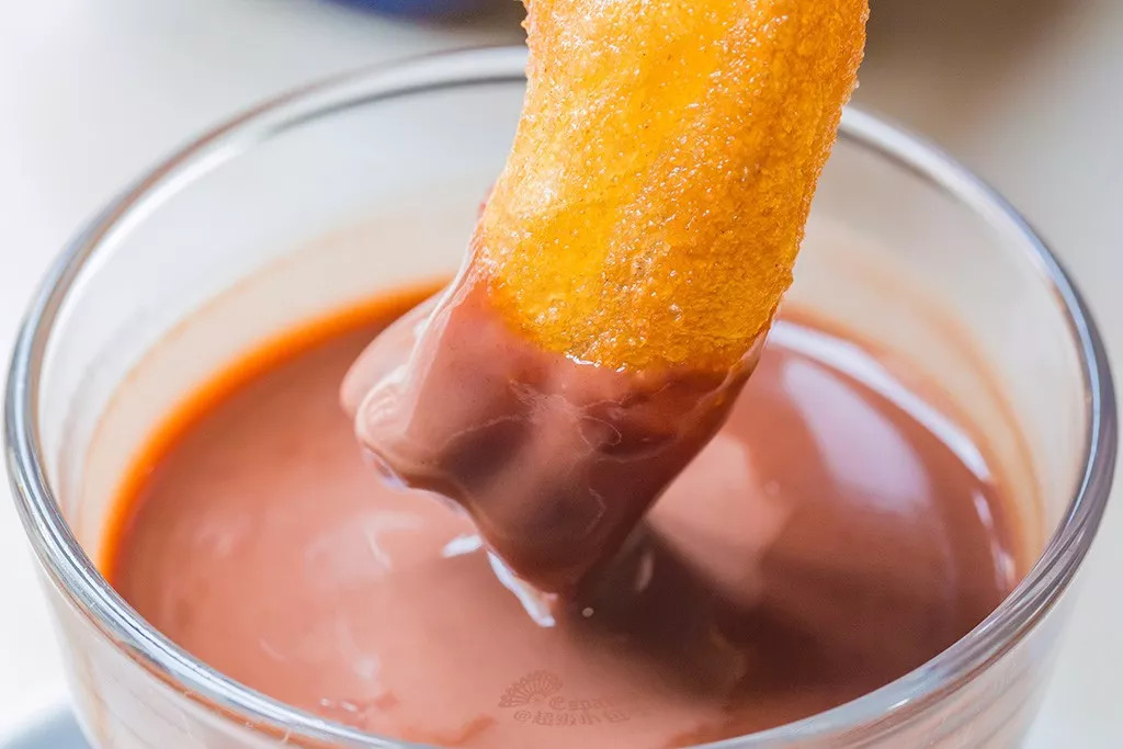 Wheatleyuv's tweet photo. Comí un churro crujiente recién hecho con chocolate caliente, el mejor descanso del mediodía. https://t.co/ZTy7NGSikR