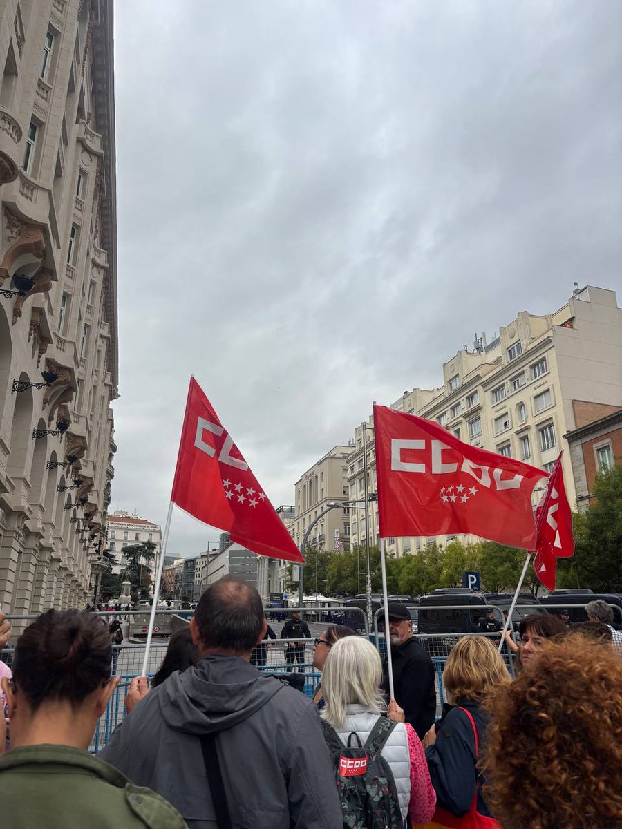 CCOOSanidadMad's tweet photo. 🏦 CCOO en la calle por la vivienda.

Participamos en la concentración para reclamar la aprobación en el Congreso de los dos decretos que propone el Gobierno para avanzar en el derecho a la vivienda.

La zona está blindada y no nos dejan acercarnos más, pero aquí seguimos, defendiendo el derecho a una vivienda digna y accesible. ✊

#CCOOSeMueve #ViviendaDigna

@Zupo21