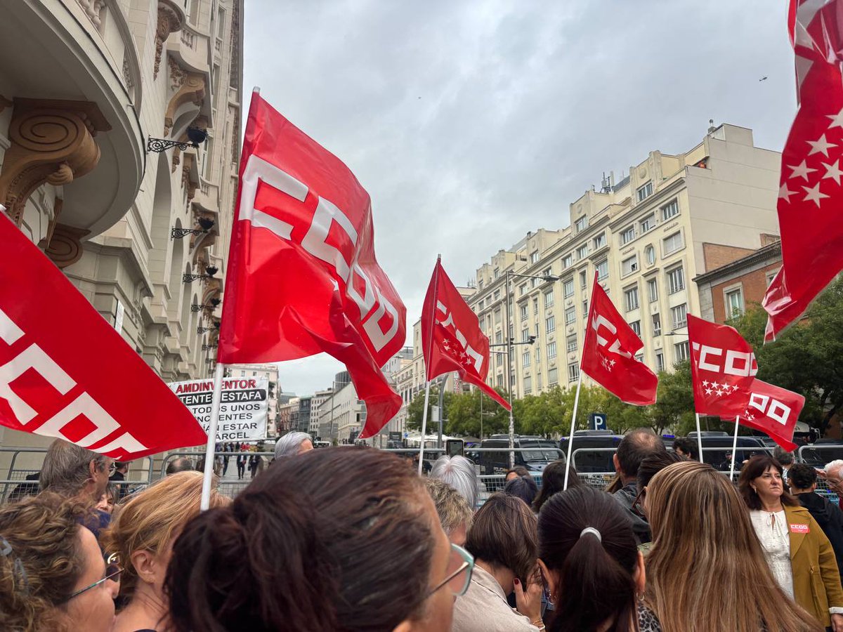 CCOOSanidadMad's tweet photo. 🏦 CCOO en la calle por la vivienda.

Participamos en la concentración para reclamar la aprobación en el Congreso de los dos decretos que propone el Gobierno para avanzar en el derecho a la vivienda.

La zona está blindada y no nos dejan acercarnos más, pero aquí seguimos, defendiendo el derecho a una vivienda digna y accesible. ✊

#CCOOSeMueve #ViviendaDigna

@Zupo21