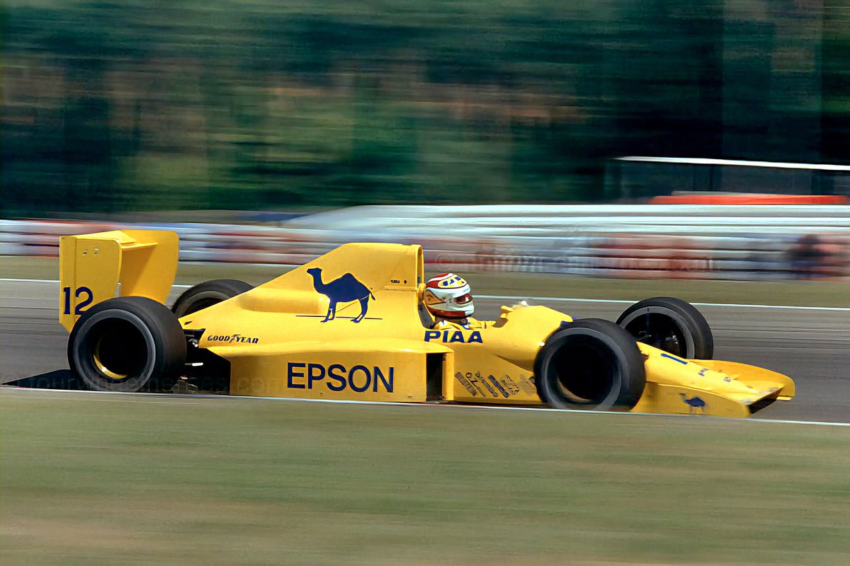 joseinaciopilar's tweet photo. Nelson Piquet em 1989 em seu pífio Lotus-Judd modelo 101, projetado e construído apressadamente sob a batuta por Mike Coughlan e Frank Dernie após a saída de Gérard Ducarouge no fim de 1988.

Além de ser um carro aerodinamicamente ineficiente, seu motor Judd, versão cliente, era cerca de 80 a 125 cavalos mais fraco que o Honda, seu antigo fornecedor de motores.

A situação foi tão ruim que Nelson Piquet e Satoru Nakajima sequer conseguiram se classificar para o GP da Bélgica daquele ano, fato inédito para equipe desde seu ano de fundação em 1958.

Ao longo do ano conseguiram alguns resultados melhores, como 4 quartos lugares, o que lhes valeu o sexto lugar na tabela do campeonato de construtores, mas longe de ser o suficiente para empolgar, perdendo seus dois pilotos ao fim do ano. #F1