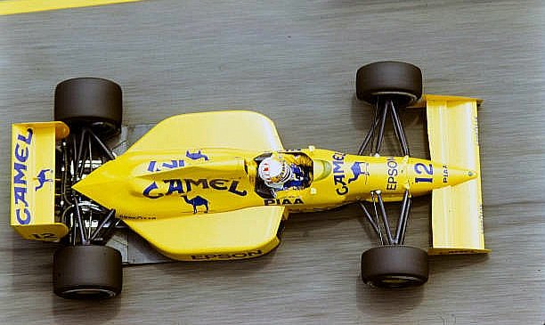 joseinaciopilar's tweet photo. Nelson Piquet em 1989 em seu pífio Lotus-Judd modelo 101, projetado e construído apressadamente sob a batuta por Mike Coughlan e Frank Dernie após a saída de Gérard Ducarouge no fim de 1988.

Além de ser um carro aerodinamicamente ineficiente, seu motor Judd, versão cliente, era cerca de 80 a 125 cavalos mais fraco que o Honda, seu antigo fornecedor de motores.

A situação foi tão ruim que Nelson Piquet e Satoru Nakajima sequer conseguiram se classificar para o GP da Bélgica daquele ano, fato inédito para equipe desde seu ano de fundação em 1958.

Ao longo do ano conseguiram alguns resultados melhores, como 4 quartos lugares, o que lhes valeu o sexto lugar na tabela do campeonato de construtores, mas longe de ser o suficiente para empolgar, perdendo seus dois pilotos ao fim do ano. #F1