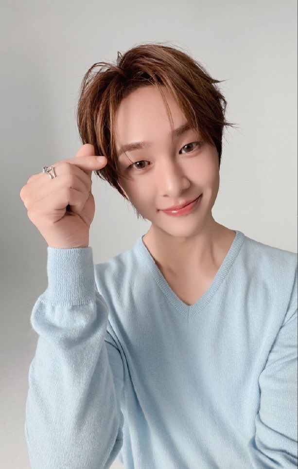 memo_onew's tweet photo. ONEW OFFICIAL FANCLUB 한정 포카 &amp; AR 프레임
https://t.co/nPBKQuN16U

#온유 #ONEW #オンユ https://t.co/Q57WkC6ZR3