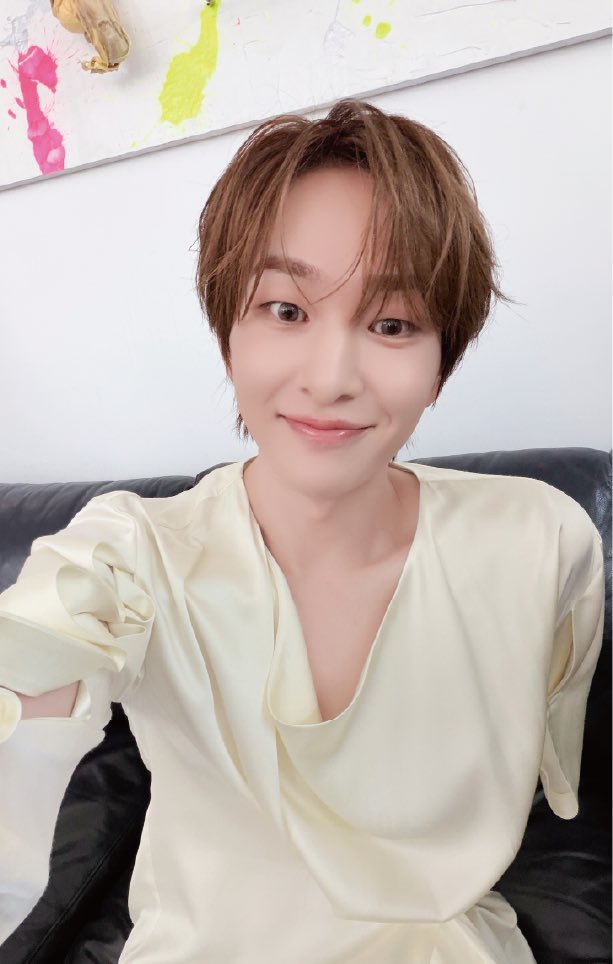 memo_onew's tweet photo. ONEW OFFICIAL FANCLUB 한정 포카 &amp; AR 프레임
https://t.co/nPBKQuN16U

#온유 #ONEW #オンユ https://t.co/Q57WkC6ZR3