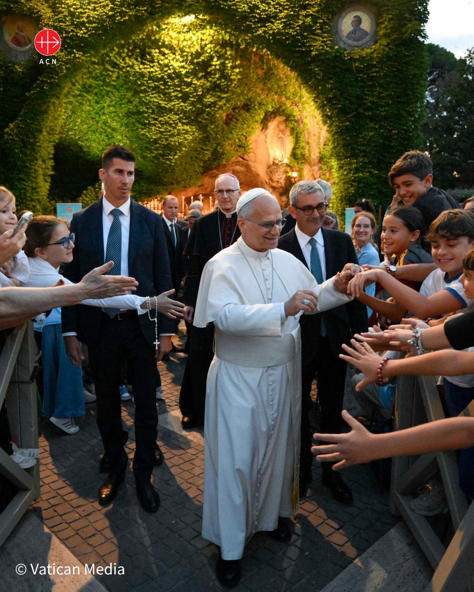 acn_uk's tweet photo. 🙏🌍 On 1 October, Pope Leo XIV joined hundreds of children at the Grotto of Lourdes in the Vatican Gardens to pray the Rosary for peace, officially launching ACN’s One Million Children Praying the Rosary initiative. 🕊️📿

💛 During the event, the Holy Father thanked ACN for promoting the campaign and encouraged children around the world to pray for peace, especially for those living in countries affected by war. 🌎✨🙏

#OneMillionChildrenPrayingTheRosary #PrayTheRosary #RosaryForPeace #PrayForPeace #PopeLeoXIV #AidToTheChurchInNeed #ACN #ChildrenPraying #FaithInAction #PeacePrayer 🕊️📿💙
