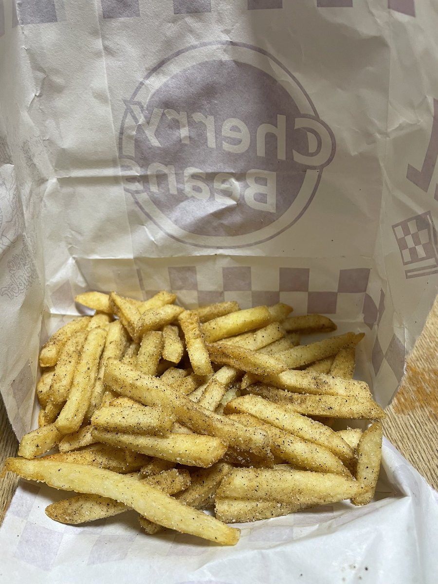 KtqE0KaEWQwSZOa's tweet photo. マグロックにSUPEREIGHTが来たら是非是非丸ちゃんに食べて欲しいのよ、チェリビを🍟

絶対好きだから😆🧡

マグロック来る皆さんも是非是非
お隣のドリプラにお店があります

＃CherryBeans https://t.co/gvqNP2pltd