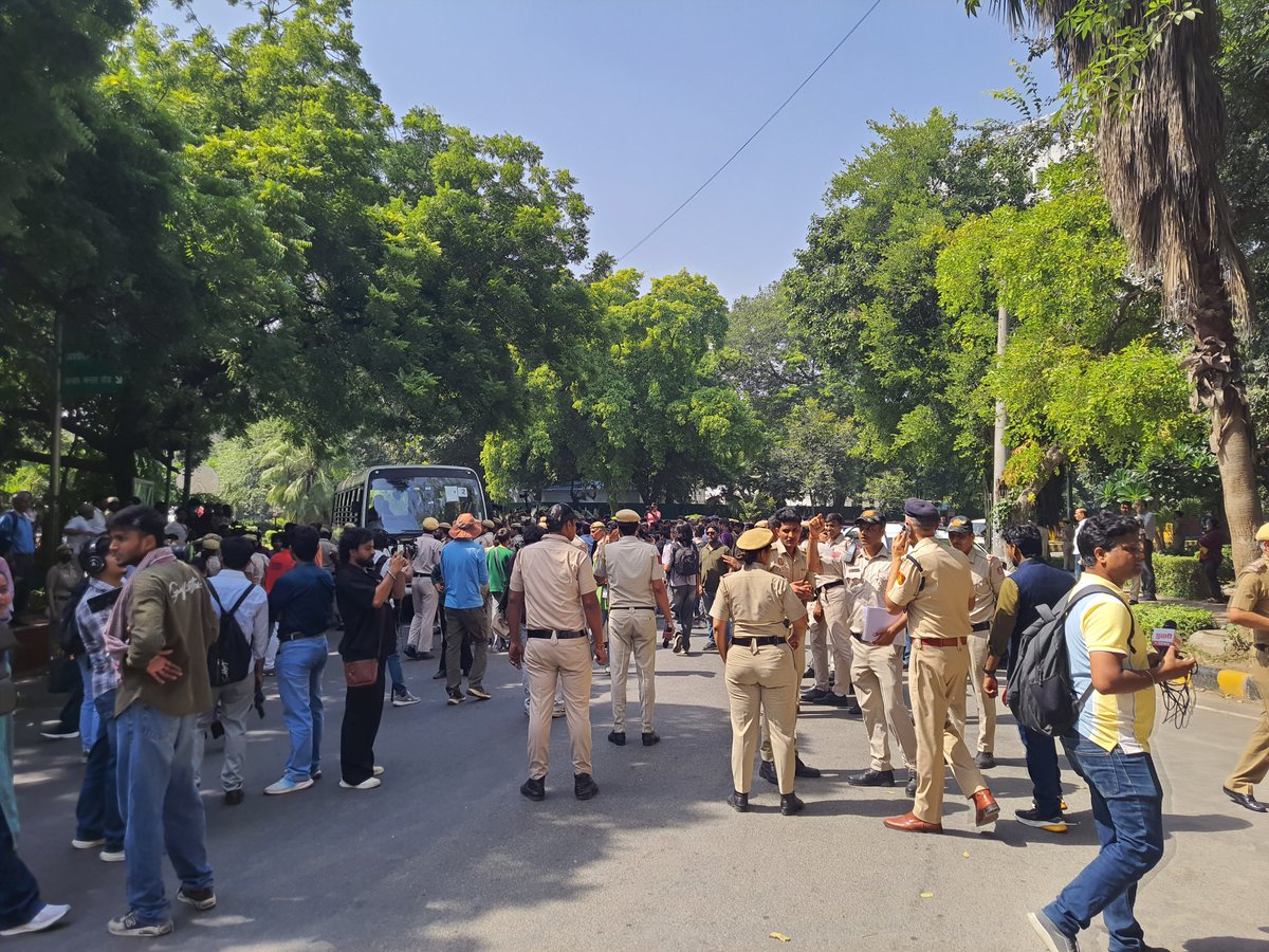 whoskj2's tweet photo. Protest against Chief Election Commissioner Gyanesh Kumar, accused of #VoteChori by the opposition, faced unprecedented police crackdown at #JantarMantar. History will remember Modi Government's heroism in protecting the honour of a tainted CEC. 

#JantarMantarSatyagraha https://t.co/m7qeZGUyxp