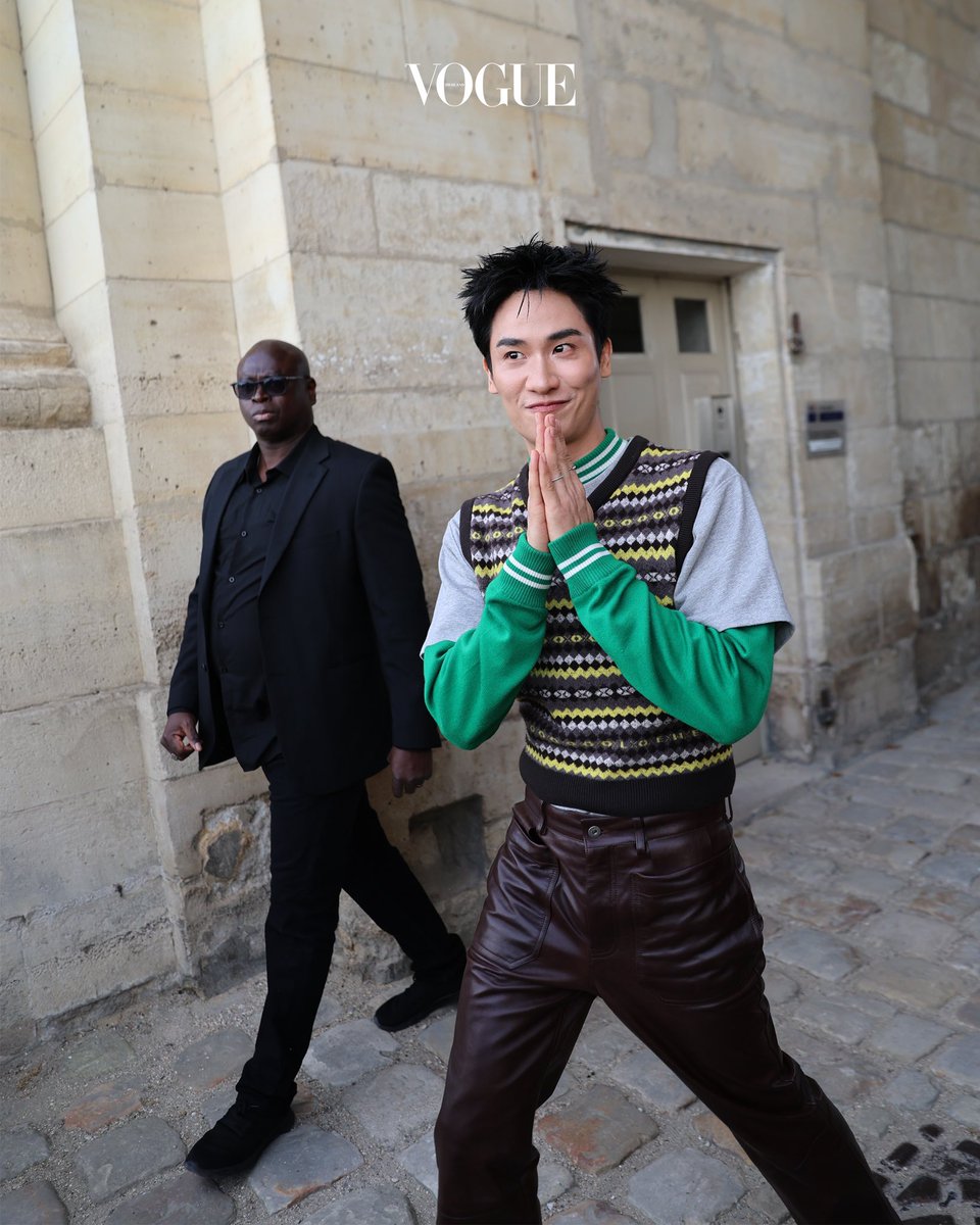 VogueThailand's tweet photo. #VogueFashionWeek เปิดอัลบั้มโมเมนต์การมาถึงโชว์ของ ‘เต-ตะวัน’ @Tawan_V เตรียมสำหรับการชมผลงานคอลเล็กชั่นฤดูใบไม้ผลิ/ฤดูร้อน 2027 แบรนด์ LOEWE @LoeweOfficial ภายใต้วิสัยทัศน์ของ Jack McCollough และ Lazaro Hernandez โดยแบรนด์แอมบาสเดอร์จากประเทศไทยนำเสนอลุคเลเยอร์งานนิตแวร์เข้ากับเสื้อยืด ผสมผสานเข้ากับกางเกงหนังโทนสีน้ำตาลเข้ม ถ่ายทอดเสน่ห์ในแบบฉบับของแบรนด์ และพร้อมสำหรับโชว์ที่กำลังจะเกิดขึ้นเร็วๆ นี้ #LOEWE #LOEWESS27 #LOEWExTayTawan

ภาพ: @gersonlirio x @maker.paris