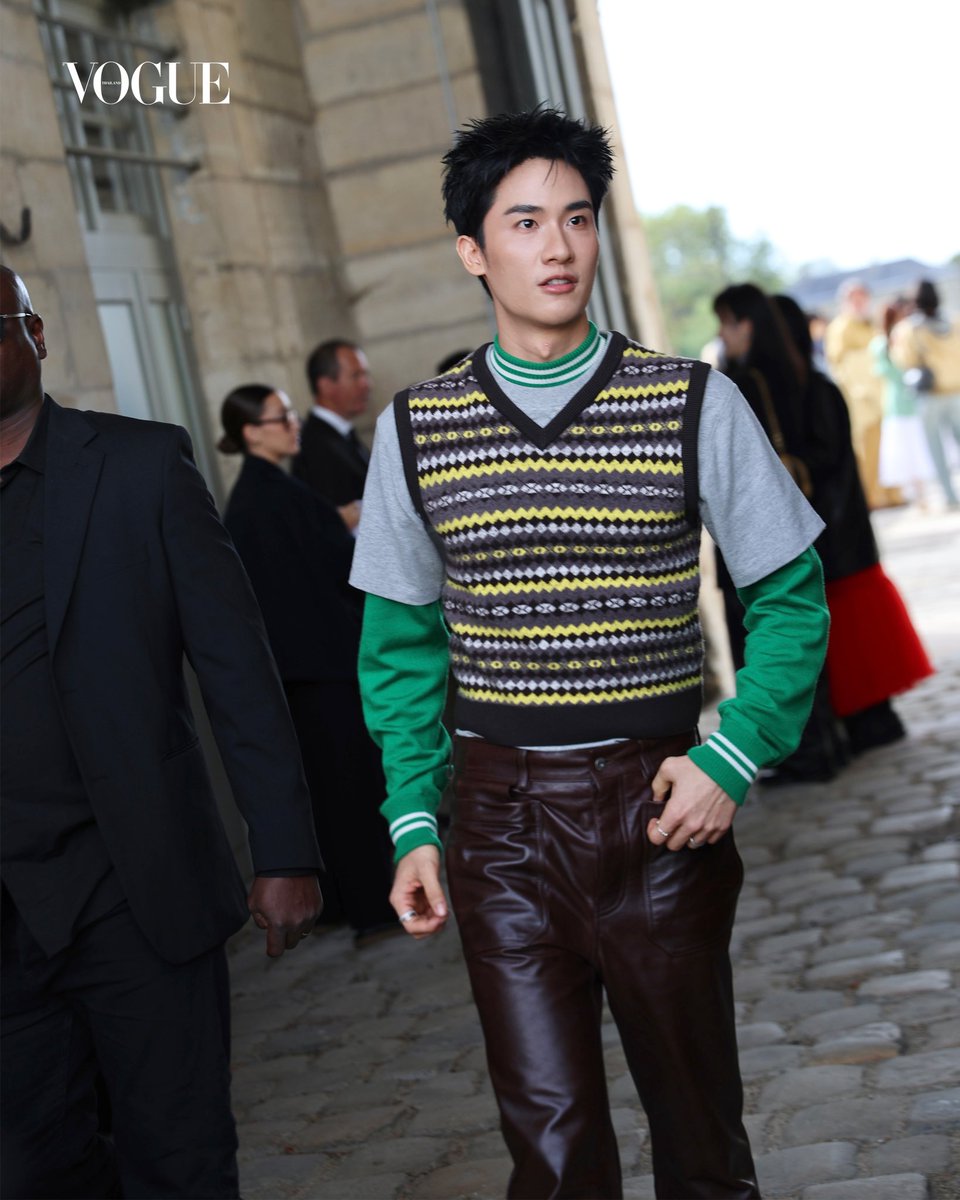 VogueThailand's tweet photo. #VogueFashionWeek เปิดอัลบั้มโมเมนต์การมาถึงโชว์ของ ‘เต-ตะวัน’ @Tawan_V เตรียมสำหรับการชมผลงานคอลเล็กชั่นฤดูใบไม้ผลิ/ฤดูร้อน 2027 แบรนด์ LOEWE @LoeweOfficial ภายใต้วิสัยทัศน์ของ Jack McCollough และ Lazaro Hernandez โดยแบรนด์แอมบาสเดอร์จากประเทศไทยนำเสนอลุคเลเยอร์งานนิตแวร์เข้ากับเสื้อยืด ผสมผสานเข้ากับกางเกงหนังโทนสีน้ำตาลเข้ม ถ่ายทอดเสน่ห์ในแบบฉบับของแบรนด์ และพร้อมสำหรับโชว์ที่กำลังจะเกิดขึ้นเร็วๆ นี้ #LOEWE #LOEWESS27 #LOEWExTayTawan

ภาพ: @gersonlirio x @maker.paris
