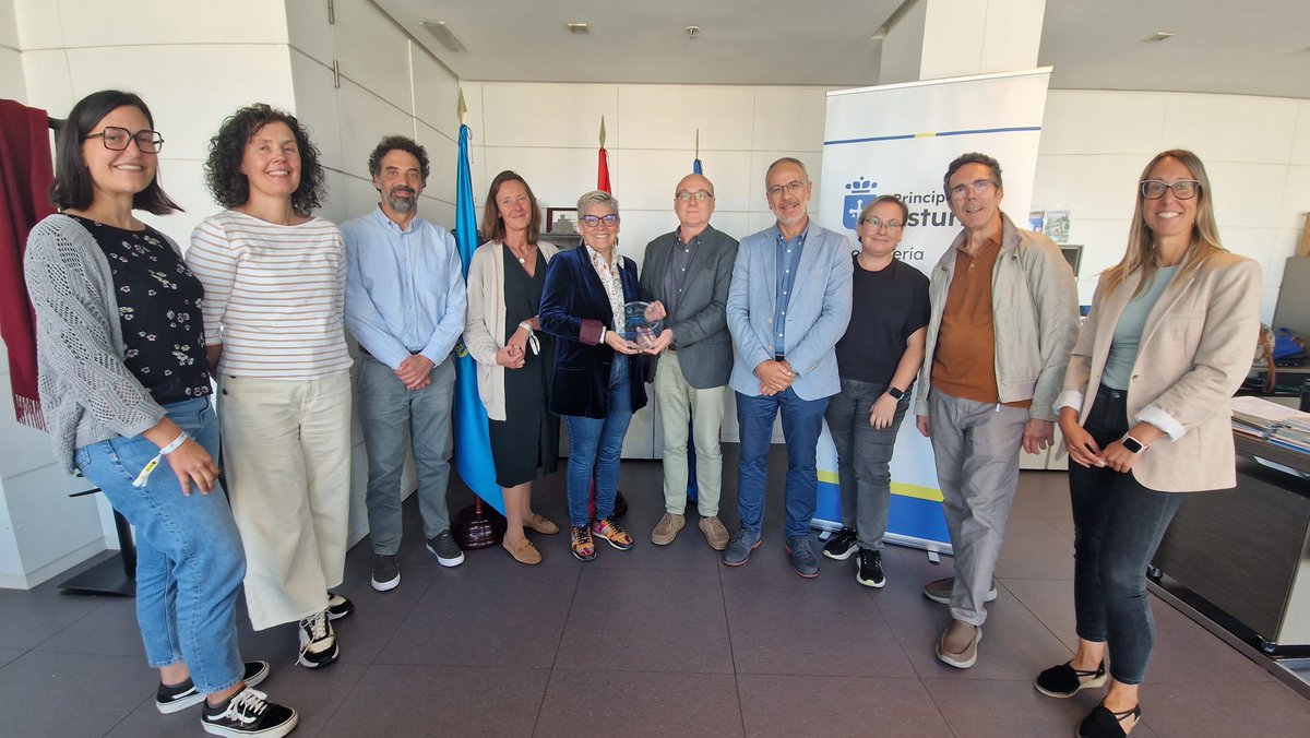 astursalud's tweet photo. 🏆 𝗥𝗲𝗰𝗼𝗻𝗼𝗰𝗶𝗺𝗶𝗲𝗻𝘁𝗼 𝗮𝗹 𝗰𝗼𝗺𝗽𝗿𝗼𝗺𝗶𝘀𝗼 𝗰𝗼𝗻 𝗹𝗮 𝘀𝗮𝗹𝘂𝗱 𝗺𝗲𝗻𝘁𝗮𝗹 𝗲𝗻 𝗔𝘀𝘁𝘂𝗿𝗶𝗮𝘀

👉🏼Los  equipos de Salud Mental del SESPA y de la Dirección General de Salud Pública, han compartido con la consejera de Sanidad, Concepción Saavedra, el 𝗽𝗿𝗲𝗺𝗶𝗼 𝗻𝗮𝗰𝗶𝗼𝗻𝗮𝗹 𝗮𝗹 𝗹𝗶𝗱𝗲𝗿𝗮𝘇𝗴𝗼 𝘀𝗮𝗻𝗶𝘁𝗮𝗿𝗶𝗼 que les ha concedido el @OdSalud por ser protagonistas de un modelo que sitúa el bienestar emocional de las personas en el centro de la acción sanitaria.

✅El jurado de los premios ha valorado a la Consejería de Salud por impulsar una atención a la salud mental integral, basada en la promoción de la salud, la prevención y el enfoque comunitario. También ha valorado la estrategia transversal desarrollada en Asturias para mejorar el bienestar emocional de la población y avanzar hacia una atención más equitativa, preventiva e integrada.

🤝Este premio reconoce el trabajo, la implicación y el compromiso de muchos profesionales que contribuyen cada día a construir una mejor salud mental para toda la ciudadanía asturiana. 

#SaludMental #SESPA #SaludPública #Asturias #LiderazgoSanitario