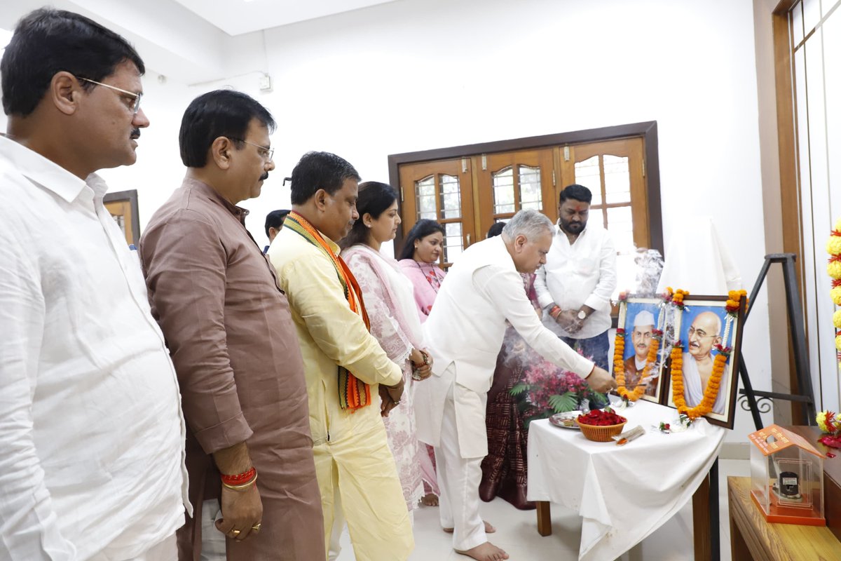 ajayjamwalbjp's tweet photo. विश्व को सत्य, अहिंसा और शांति का संदेश देने वाले राष्ट्रपिता महात्मा गांधी जी एवं 'जय जवान-जय किसान' के प्रणेता, पूर्व प्रधानमंत्री 'भारत रत्न' लाल बहादुर शास्त्री जी की जयंती के अवसर पर छत्तीसगढ़ प्रदेश कार्यालय, कुशाभाऊ ठाकरे परिसर, रायपुर में उनके तैलचित्र पर पुष्पांजलि अर्पित किया।