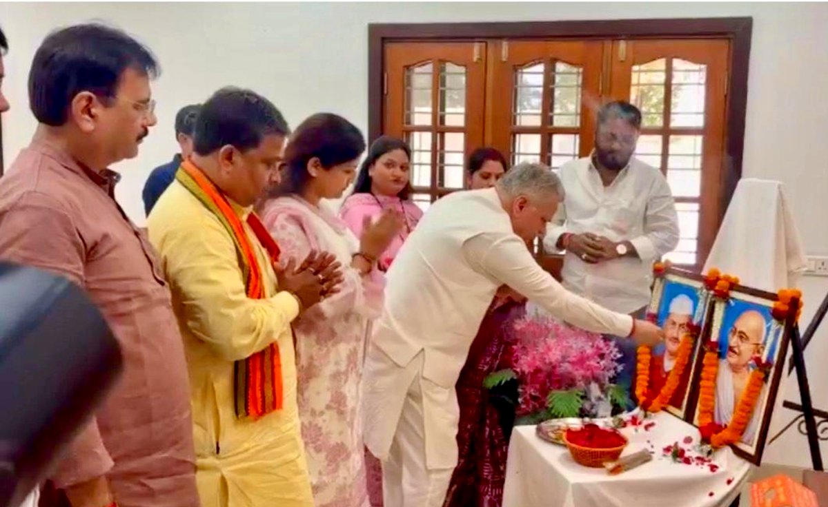 ajayjamwalbjp's tweet photo. विश्व को सत्य, अहिंसा और शांति का संदेश देने वाले राष्ट्रपिता महात्मा गांधी जी एवं 'जय जवान-जय किसान' के प्रणेता, पूर्व प्रधानमंत्री 'भारत रत्न' लाल बहादुर शास्त्री जी की जयंती के अवसर पर छत्तीसगढ़ प्रदेश कार्यालय, कुशाभाऊ ठाकरे परिसर, रायपुर में उनके तैलचित्र पर पुष्पांजलि अर्पित किया।