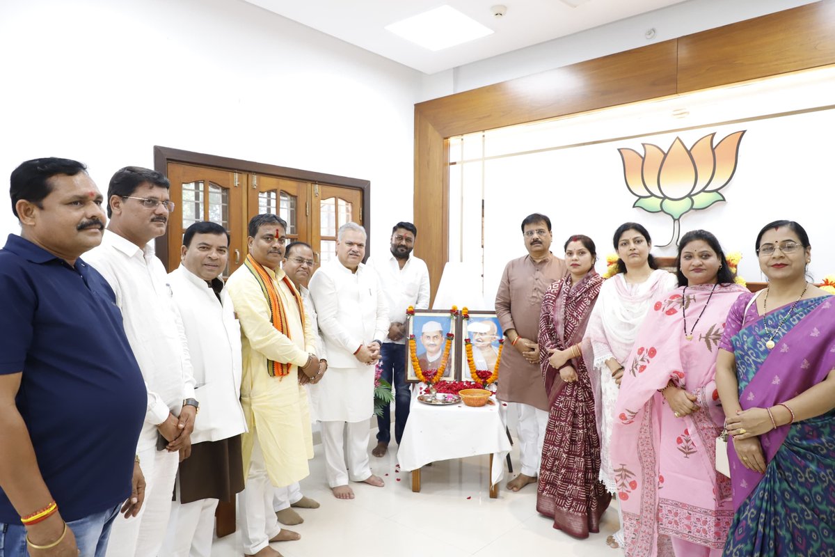 ajayjamwalbjp's tweet photo. विश्व को सत्य, अहिंसा और शांति का संदेश देने वाले राष्ट्रपिता महात्मा गांधी जी एवं 'जय जवान-जय किसान' के प्रणेता, पूर्व प्रधानमंत्री 'भारत रत्न' लाल बहादुर शास्त्री जी की जयंती के अवसर पर छत्तीसगढ़ प्रदेश कार्यालय, कुशाभाऊ ठाकरे परिसर, रायपुर में उनके तैलचित्र पर पुष्पांजलि अर्पित किया।