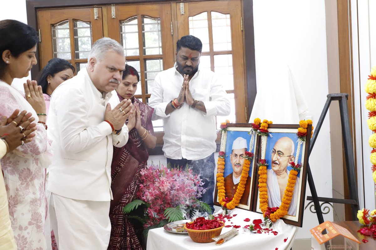 ajayjamwalbjp's tweet photo. विश्व को सत्य, अहिंसा और शांति का संदेश देने वाले राष्ट्रपिता महात्मा गांधी जी एवं 'जय जवान-जय किसान' के प्रणेता, पूर्व प्रधानमंत्री 'भारत रत्न' लाल बहादुर शास्त्री जी की जयंती के अवसर पर छत्तीसगढ़ प्रदेश कार्यालय, कुशाभाऊ ठाकरे परिसर, रायपुर में उनके तैलचित्र पर पुष्पांजलि अर्पित किया।