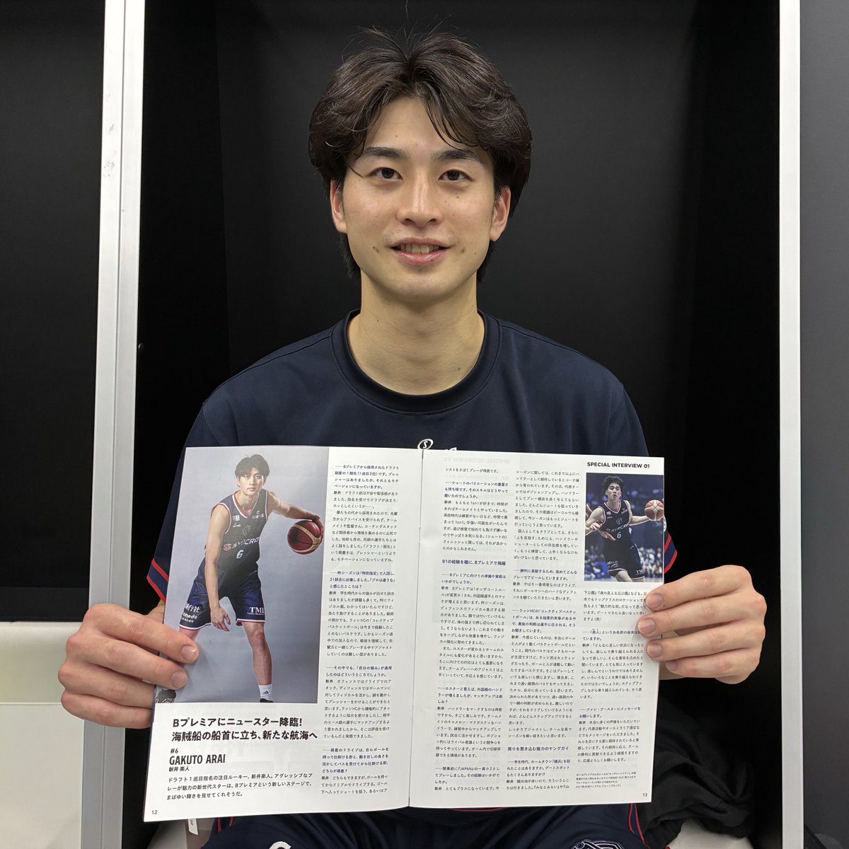 b_corsairs's tweet photo. 10/3(土),4(日) 信州戦 来場者全員に「横浜ビー・コルセアーズ 公式ガイドブック」をプレゼント📖

☑️#新井楽人 選手 見開きロングインタビュー
☑️注目対談「#佐藤卓磨 選手 × #カイル・リチャードソン 選手」「#キング開 選手 × #須藤昂矢 選手」
☑️観戦のお役立ち情報まとめ

全30ページ！読み応えたっぷりの一冊になって���ます💪

#ビーコル