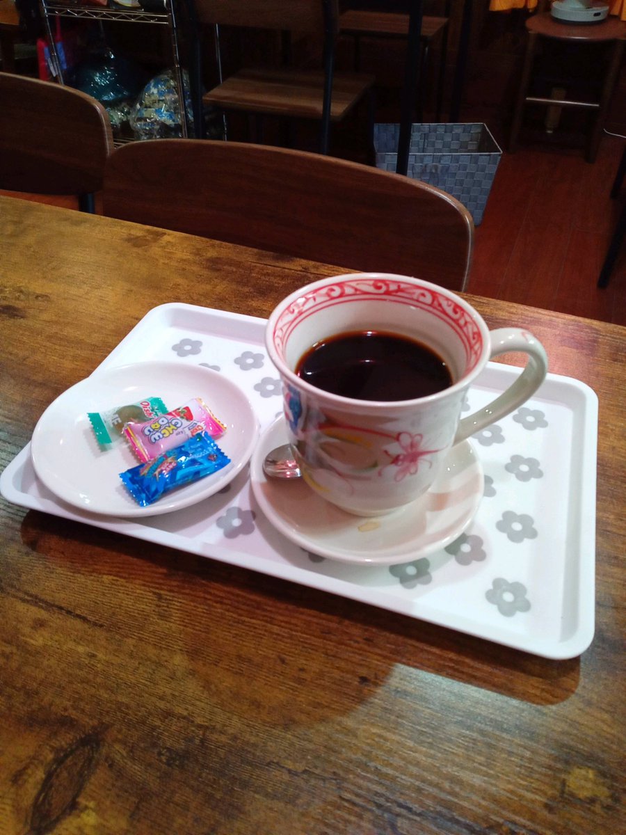 wsHvec1GxB1360's tweet photo. 今日の夕方。ヘルパー仕事の合間に、ベトナム雑貨の店で🇻🇳。夕方から気温が冷えるようになって来たので、ベトナムコーヒーもアイスからホットへ。バッチャン焼カップの出番です。 https://t.co/g1N9dNOlDZ