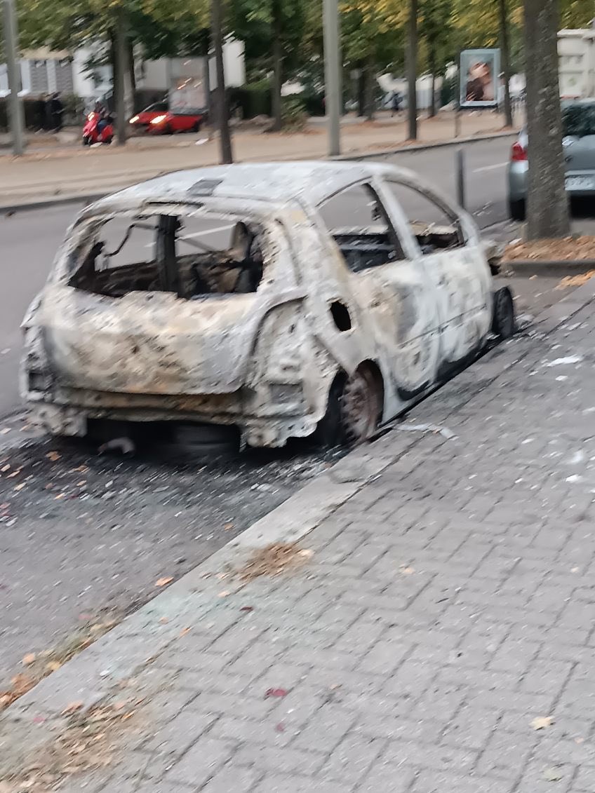 Roland160550's tweet photo. @jaclostermann Il oublie le soutien aux contribuables qui vont à nouveau devoir payer la casse de cette racaille.
Échantillon d’une petite sortie estudiantine devant un lycée à Strasbourg. https://t.co/i3fbWlkvYZ