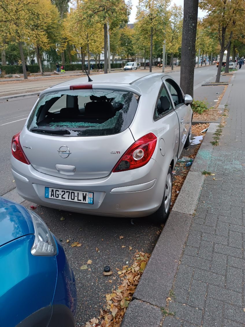 Roland160550's tweet photo. @jaclostermann Il oublie le soutien aux contribuables qui vont à nouveau devoir payer la casse de cette racaille.
Échantillon d’une petite sortie estudiantine devant un lycée à Strasbourg. https://t.co/i3fbWlkvYZ