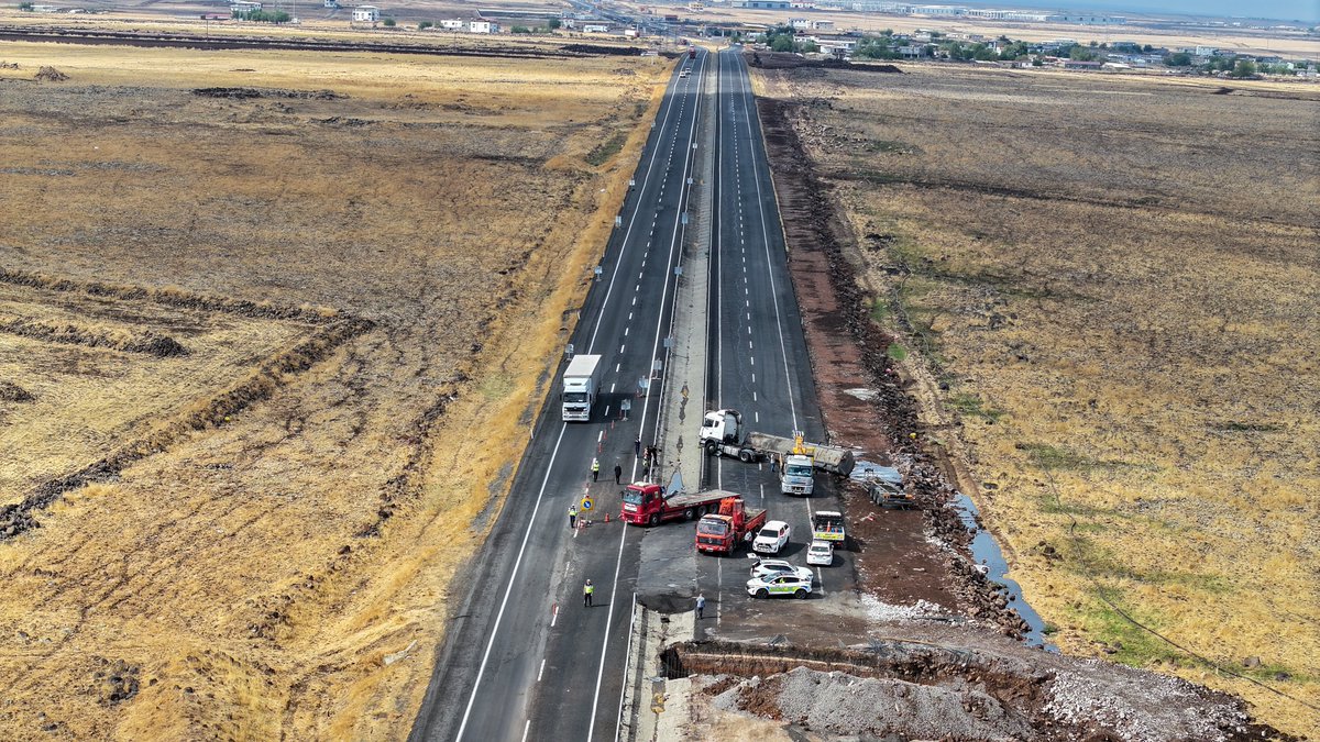 milliyet's tweet photo. Diyarbakır-Şanlıurfa kara yolu meydana gelen kaza sonrasında ulaşıma kapandı

https://t.co/C8HFsatSEI https://t.co/tQfkttS5JK