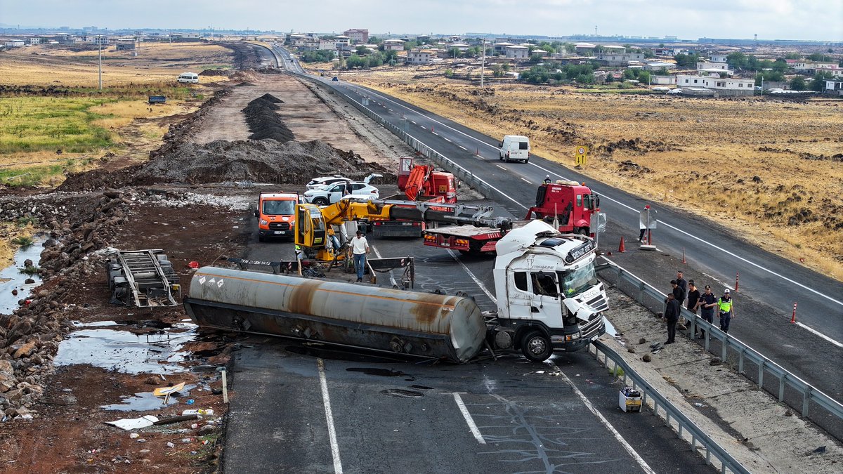 milliyet's tweet photo. Diyarbakır-Şanlıurfa kara yolu meydana gelen kaza sonrasında ulaşıma kapandı

https://t.co/C8HFsatSEI https://t.co/tQfkttS5JK