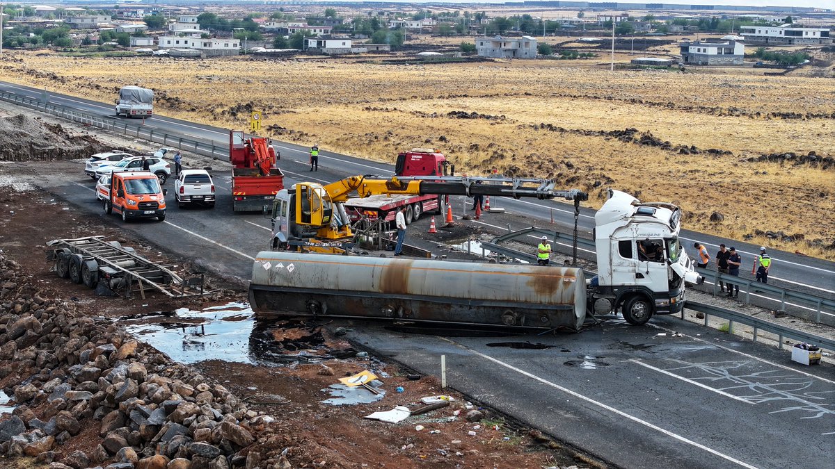 milliyet's tweet photo. Diyarbakır-Şanlıurfa kara yolu meydana gelen kaza sonrasında ulaşıma kapandı

https://t.co/C8HFsatSEI https://t.co/tQfkttS5JK