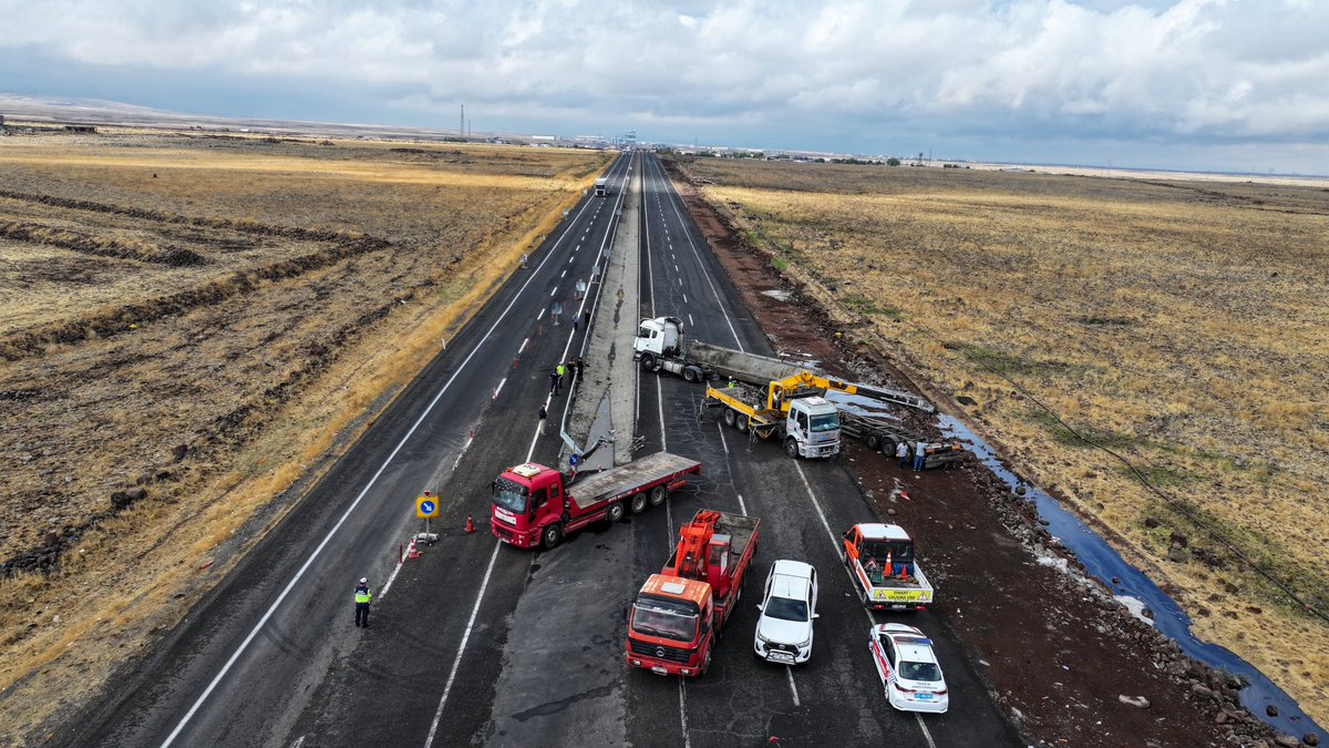 milliyet's tweet photo. Diyarbakır-Şanlıurfa kara yolu meydana gelen kaza sonrasında ulaşıma kapandı

https://t.co/C8HFsatSEI https://t.co/tQfkttS5JK