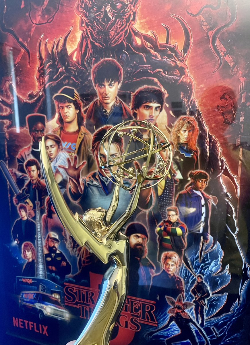 Mr_ZigZagMan's tweet photo. 日本のみんなー！ちょっと聞いてほしいんだけど！俺、アニメーター人生で初めてエミー賞を手にしました🏆なんと、初エミーはNetflixの『ストレンジャー・シングス』！VFX部門で最優秀賞に輝きました✨今日だけはお祝いしてもいいよね？ https://t.co/yrak6a7sJB