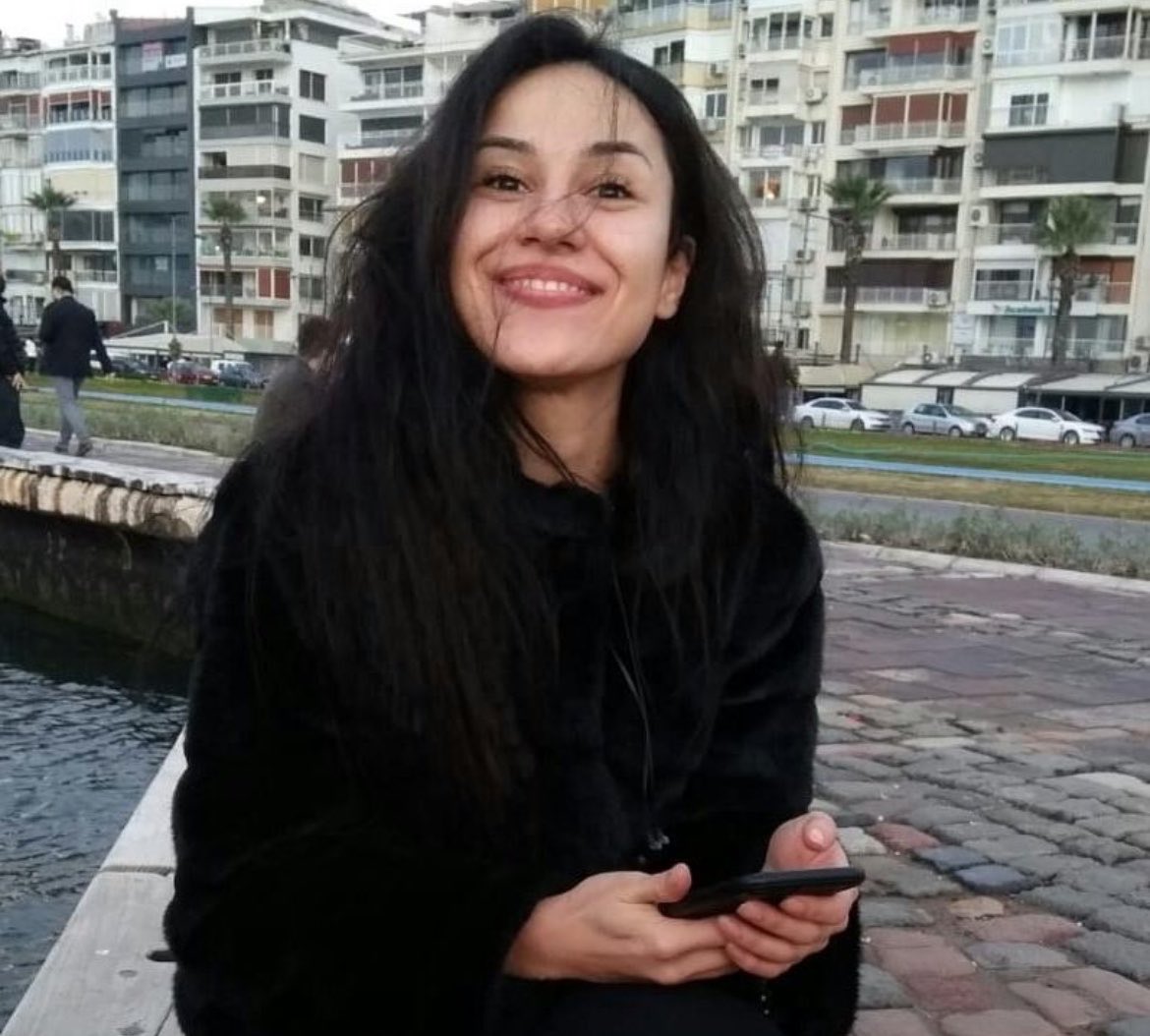 bombaaticc's tweet photo. yeşim akbaş ö*dürüldü ve üç yildir tek bir kişi bile ceza almadı gören herkes yeşim akbaş dosyasi acılsın diyebilir mi lütfen https://t.co/PCVdvICyKU