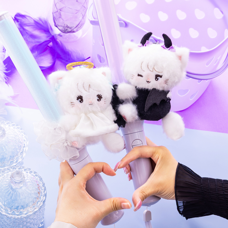mikko_goods's tweet photo. 【#Lilalamode 新商品情報】

「ペンライトにつけられる♡マスコット(天使ムース)」
「ペンライトにつけられる♡マスコット(悪魔ムース)」

📅2026年10月16日(金)発売

詳細/取扱店舗はこちら👇（引用元）
https://t.co/3WWFXVrmPt

#リルアラモード #mikko https://t.co/v3TbqIKMfb