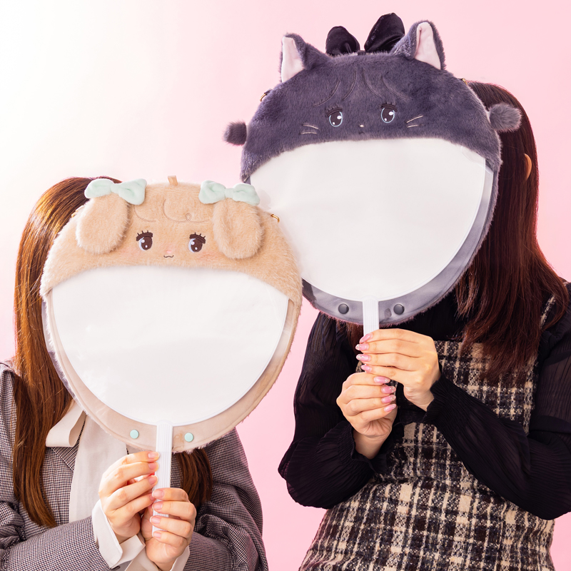 mikko_goods's tweet photo. 【#Lilalamode 新商品情報】

「ふわふわぬいぐるみトレカケース(全2種))」
「ぬいぐるみうちわケース(全2種)」

📅2026年10月16日(金)発売

詳細/取扱店舗はこちら👇（引用元）
https://t.co/3WWFXVrmPt

#リルアラモード #mikko https://t.co/M8agI12qeE