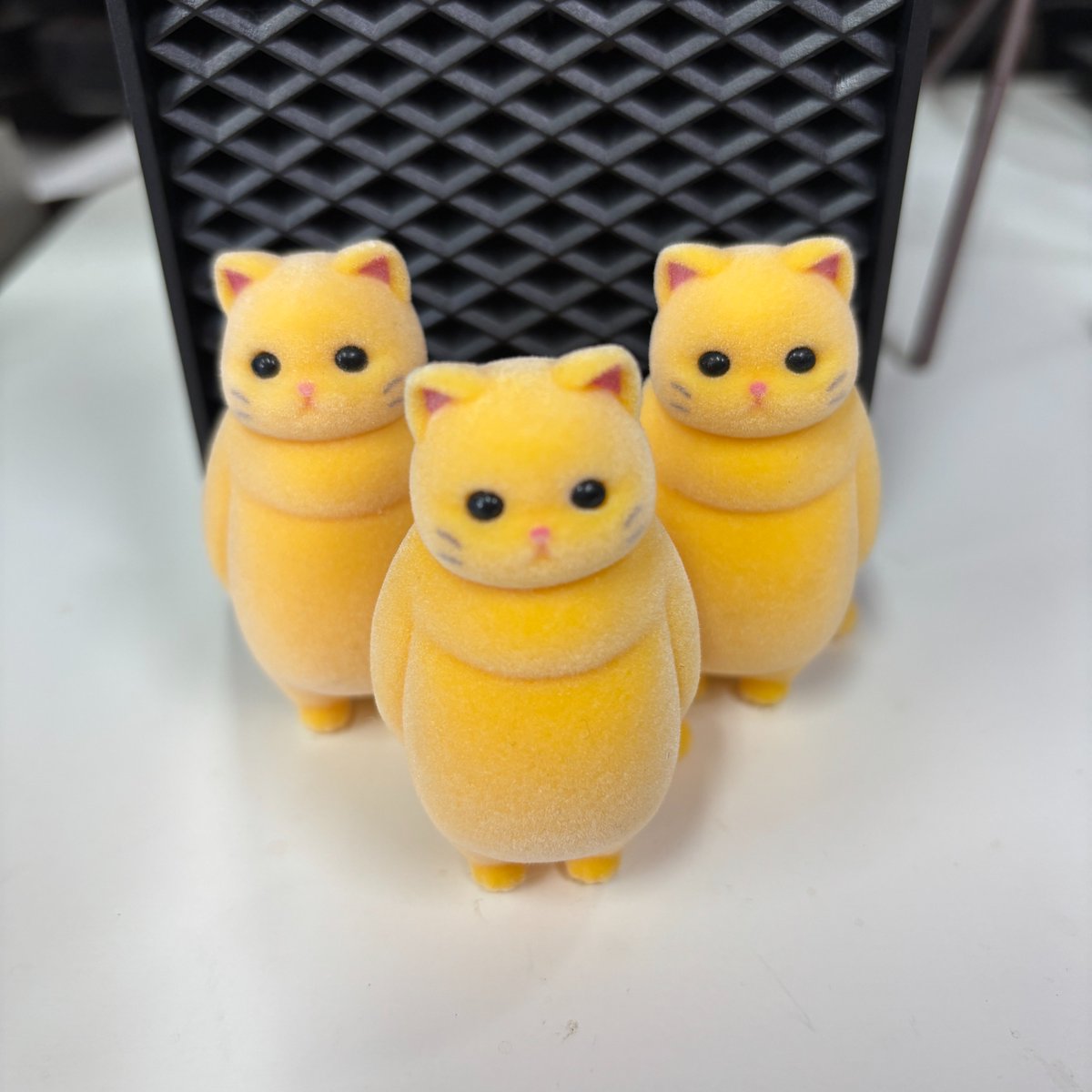 sendai_AN's tweet photo. ガシャポンの「虚無。猫」シリーズ。
三毛猫が欲しいなあと思って3回まわしたんです。 
そしたらなんと3回とも別の子が来ました。
黄色い猫たちはせんだい庵に来たかったということですね。フフフ 
by抹茶
＃仙台市青葉区　＃就B https://t.co/q9rvJeF0Ft