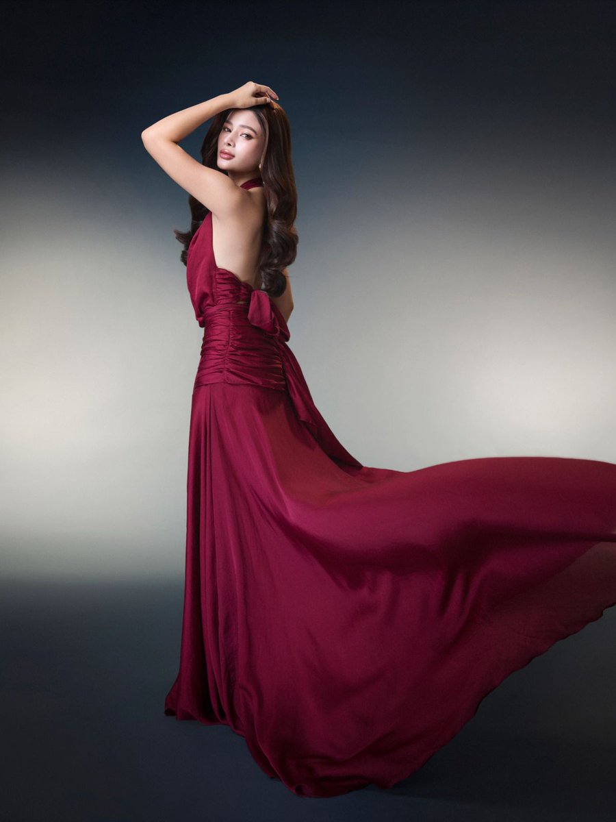 PilipinasToday_'s tweet photo. QUEEN ENERGY 💖👑

Nag-post ang dating ‘Pinoy Big Brother’ housemate na si AZ Martinez sa kanyang instagram account kung saan ipinakita niya ang kanyang eleganteng red gown look para sa isang photoshoot.

“OB Santos, Queen of Bulacan “, saad pa ng aktres sa kanyang caption.

(📸:AzMartinez/Instagram)

#PilipinasToday
#AzMartinez
#Instagramv