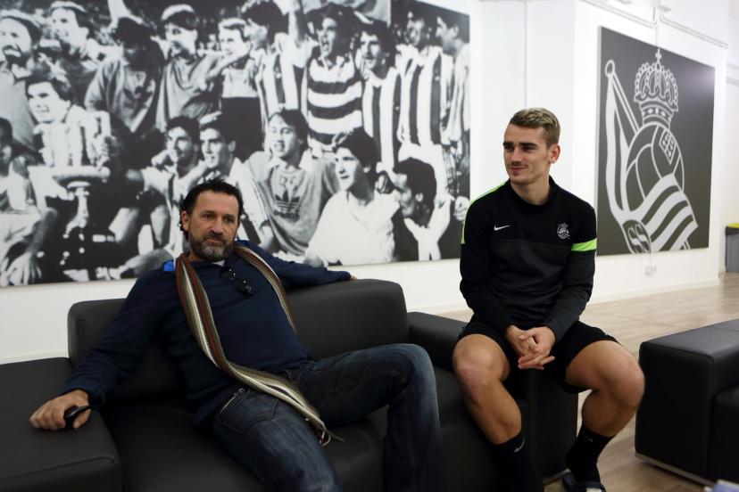 _BeFootball's tweet photo. 🚨🚨 LES RÉVÉLATIONS GLAÇANTES SUR L'EX-MENTOR DE GRIEZMANN 🇫🇷 ! 🤢🤮

Condamné pour atteintes sexuelles, Eric Olhats 🇫🇷 (DÉJÀ SURNOMMÉ "LE PÉDOPHILE" AU PAYS BASQUE) cachait un système terrifiant.

443 CACHETS DE LA "DROGUE DU VIOLEUR" ont été retrouvés chez lui. 

De son côté, LA REAL SOCIEDAD RÉMUNÉRAIT L'HOMME 600€ AU NOIR PAR ENFANT HÉBERGÉ, servant des ados « sur un plateau » à un prédateur. 😳

Le club a fini par paniquer suite au passage à tabac d'Olhats par un père de joueur, organisant un convoi d'urgence pour "exfiltrer" secrètement Antoine Griezmann 🇫🇷.

Pourtant, malgré ce calvaire, l'attaquant français a toujours protégé son ex-mentor.

Il a signé une lettre de soutien à l'époque et assuré à la justice en 2022 QU'IL NE S'ÉTAIT « JAMAIS RIEN PASSÉ DE BIZARRE ».

("Dans la gueule du Loup", Thomas Rabino et Fabien Touati via @AfterRMC)