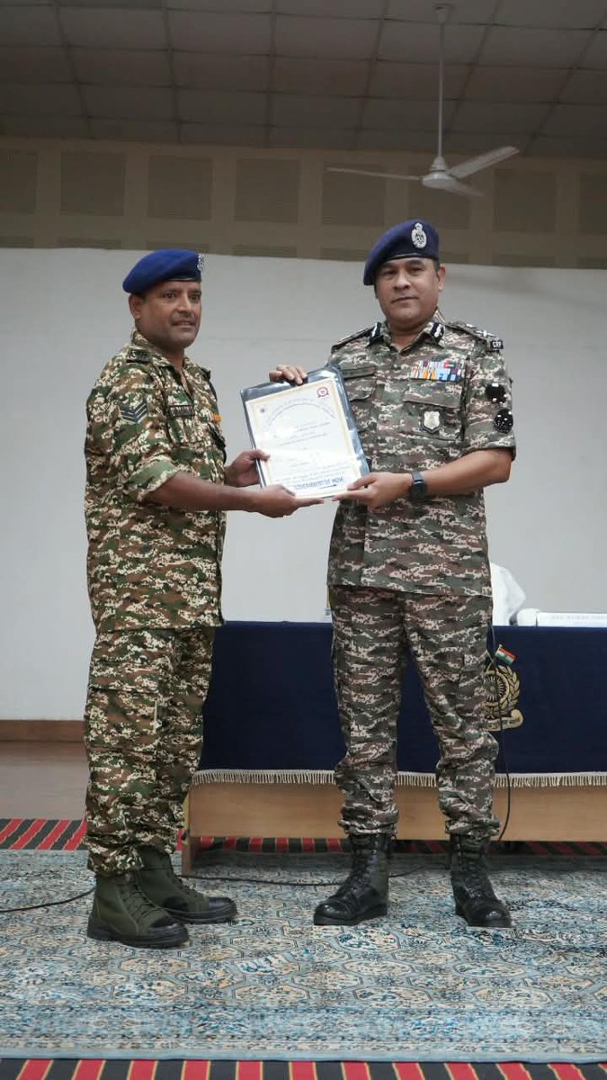 CtcGwalior's tweet photo. On the concluding day of #SHS2026, all Safai Mitras of @CtcGwalior were felicitated with commendation certificates for their invaluable service in keeping the campus clean. 🙏

IG @CtcGwalior also administered the Swachhata Pledge.

We salute our Safai Mitras! 🇮🇳 https://t.co/chhS6YVfrU