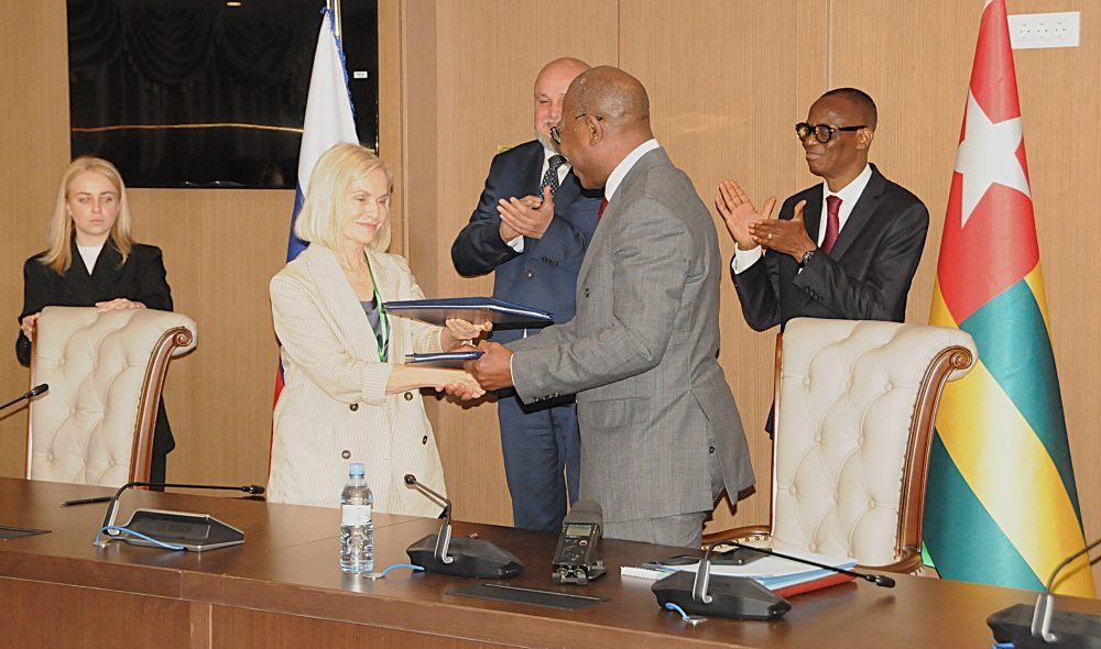 djagbl_agosso's tweet photo. #Énergie, #agriculture, #éducation, transports… Le #Togo et la #Russie élargissent leur #coopération à plusieurs secteurs stratégiques. À Lomé, la signature de deux #accords marque une nouvelle étape, avec un défi majeur : concrétiser les engagements au bénéfice des deux pays. https://t.co/ZYX7bnT5tN