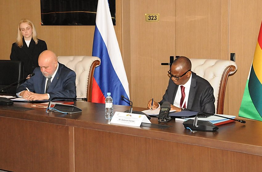 djagbl_agosso's tweet photo. #Énergie, #agriculture, #éducation, transports… Le #Togo et la #Russie élargissent leur #coopération à plusieurs secteurs stratégiques. À Lomé, la signature de deux #accords marque une nouvelle étape, avec un défi majeur : concrétiser les engagements au bénéfice des deux pays. https://t.co/ZYX7bnT5tN