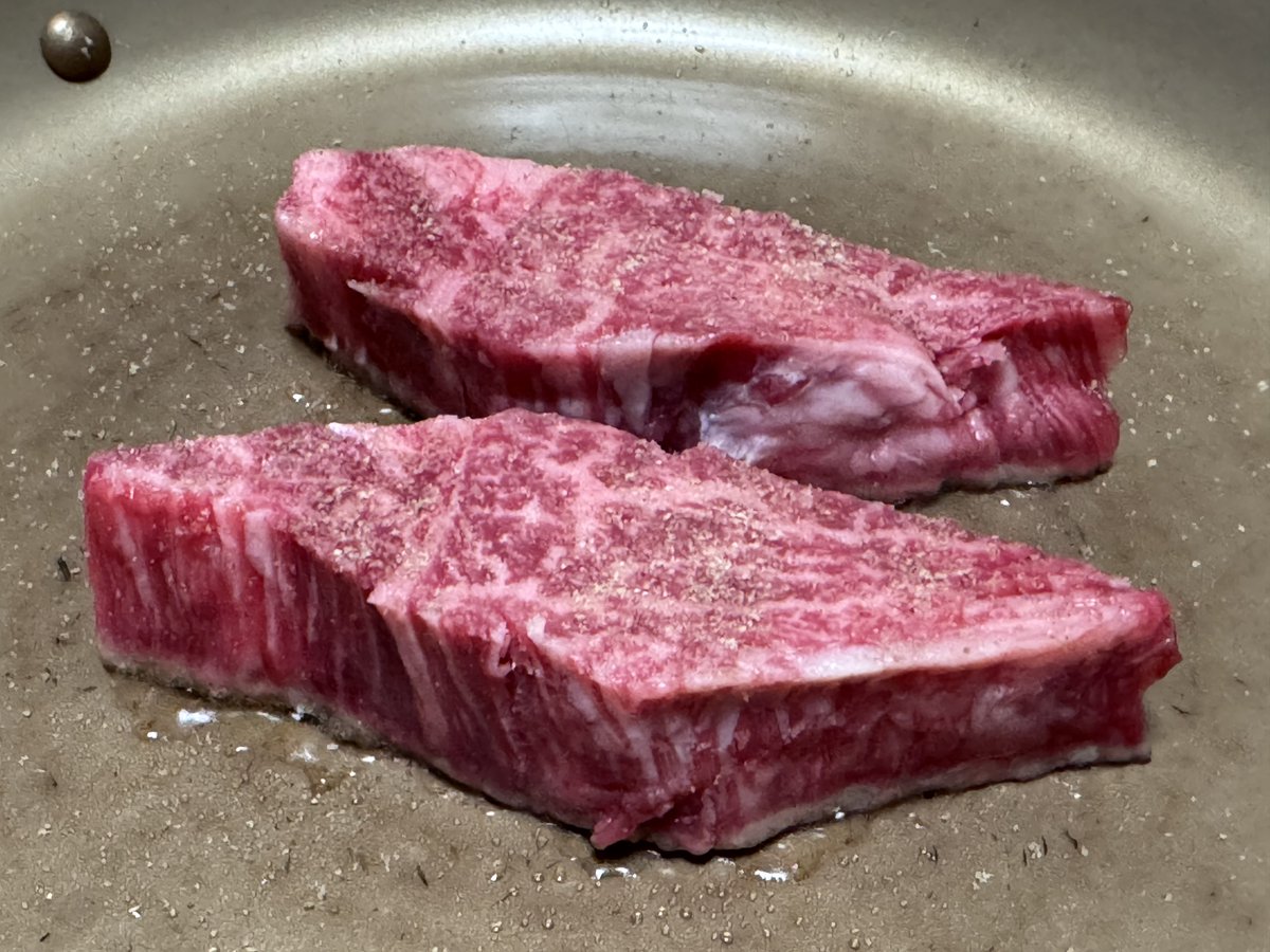 tada2547's tweet photo. いいかい学生さん。ステーキをな、ステーキをいつでも食べれるようになった頃にはサーロインしんどい。 https://t.co/Nkfuof4mbr