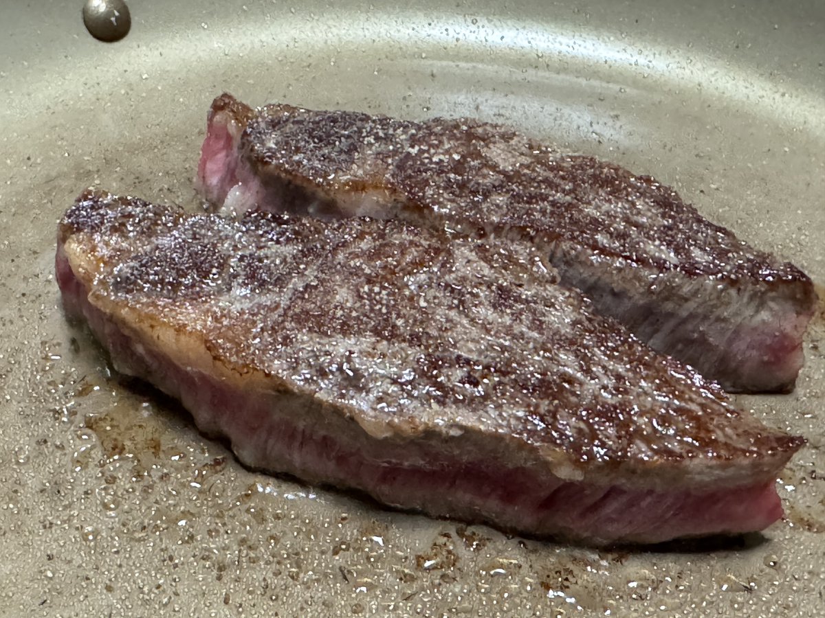 tada2547's tweet photo. いいかい学生さん。ステーキをな、ステーキをいつでも食べれるようになった頃にはサーロインしんどい。 https://t.co/Nkfuof4mbr