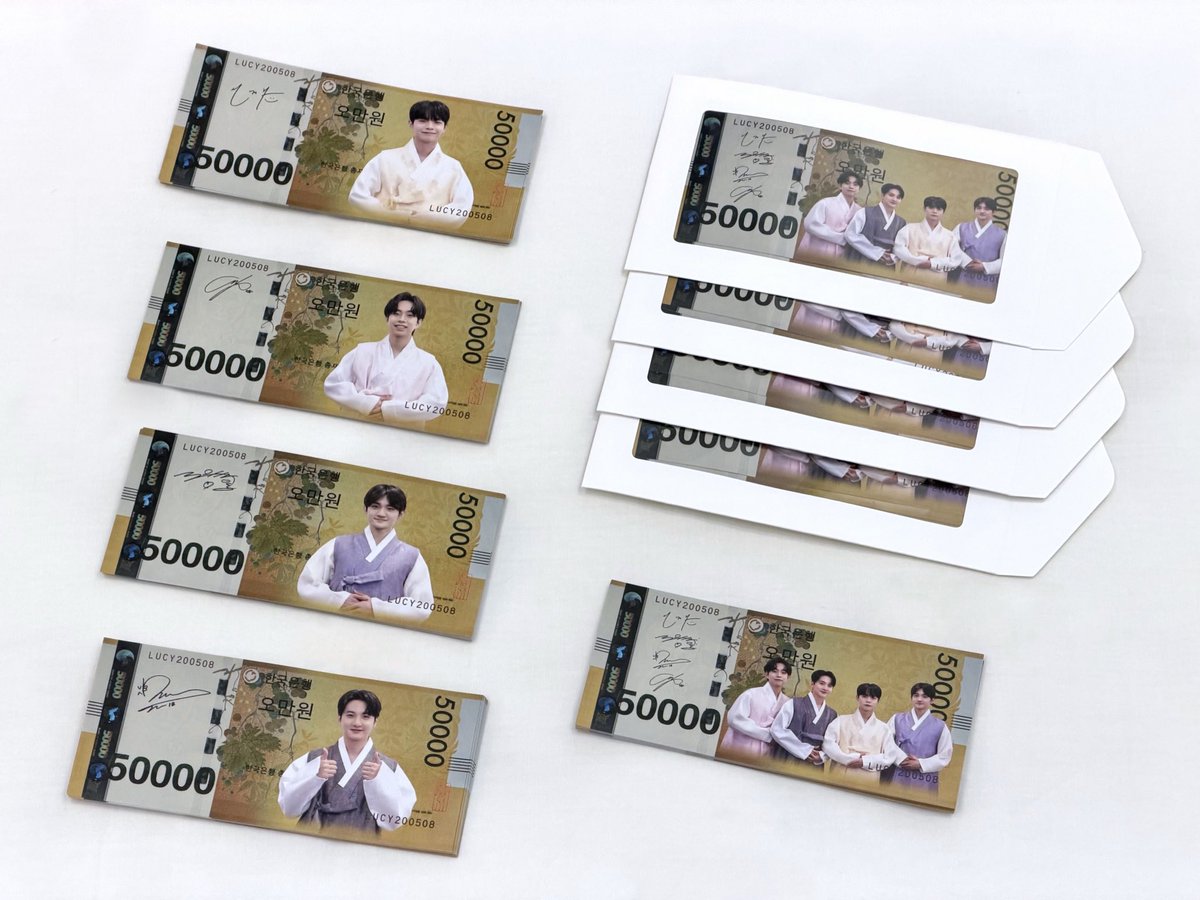 dbend_'s tweet photo. 💸 루시 섬콘 앙콘<ISLAND>무료 나눔

콘서트 전부터 영혼까지 털린 내 지갑…🥲
루시 지폐 받아가고 다들 억만장자 되세요✨
거짓말 안 하고 진짜 귀여우니까 다들 들러서 줍줍해가세요!

날짜 10/23(첫콘)10/24(중콘) 

⬇️품목 장소 등 상세내용은 타래 참고!
#루시 #신예찬 #최상엽 #조원상 #신광일 https://t.co/Ufsiho5UKn
