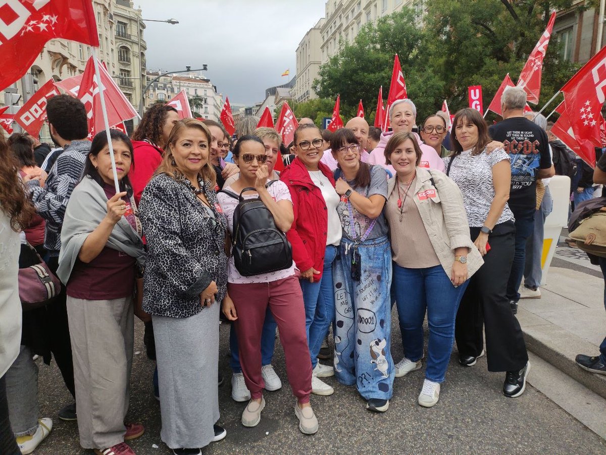 CCOOSanidadMad's tweet photo. 🏠 También las delegadas de residencias y centros de día de nuestra federación están hoy en la calle, frente al Congreso, por la vivienda.

Porque el acceso a una vivienda digna es un derecho que afecta a todas y todos. ✊

@zupo21 @sanitarioccoo @CCOOdependencia https://t.co/niQyATxmEN
