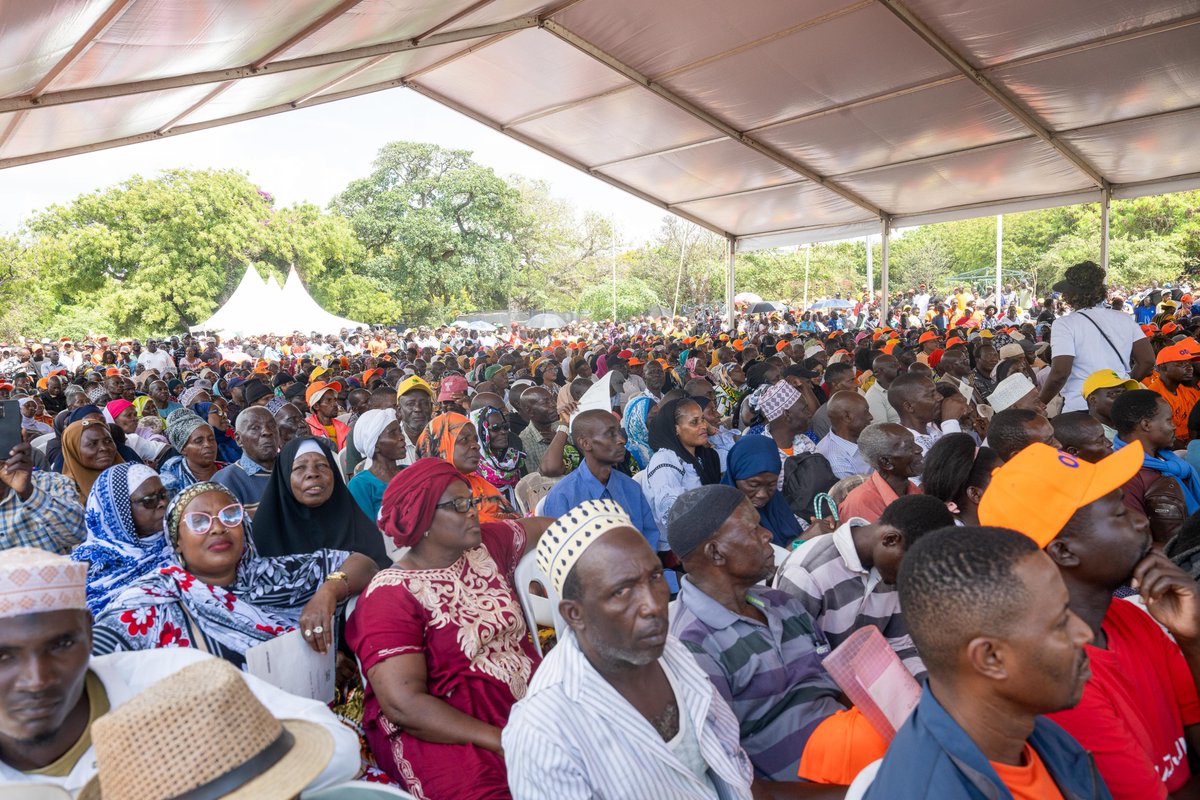 WilliamsRuto's tweet photo. At Mama Ngina Waterfront Grounds, issued 5,000 title deeds to beneficiaries from the Dongo Kundu, Waitiki, Mwakirunge, Mikindani and Mafisini settlement schemes in Mombasa County. https://t.co/z7wBKY4Geg