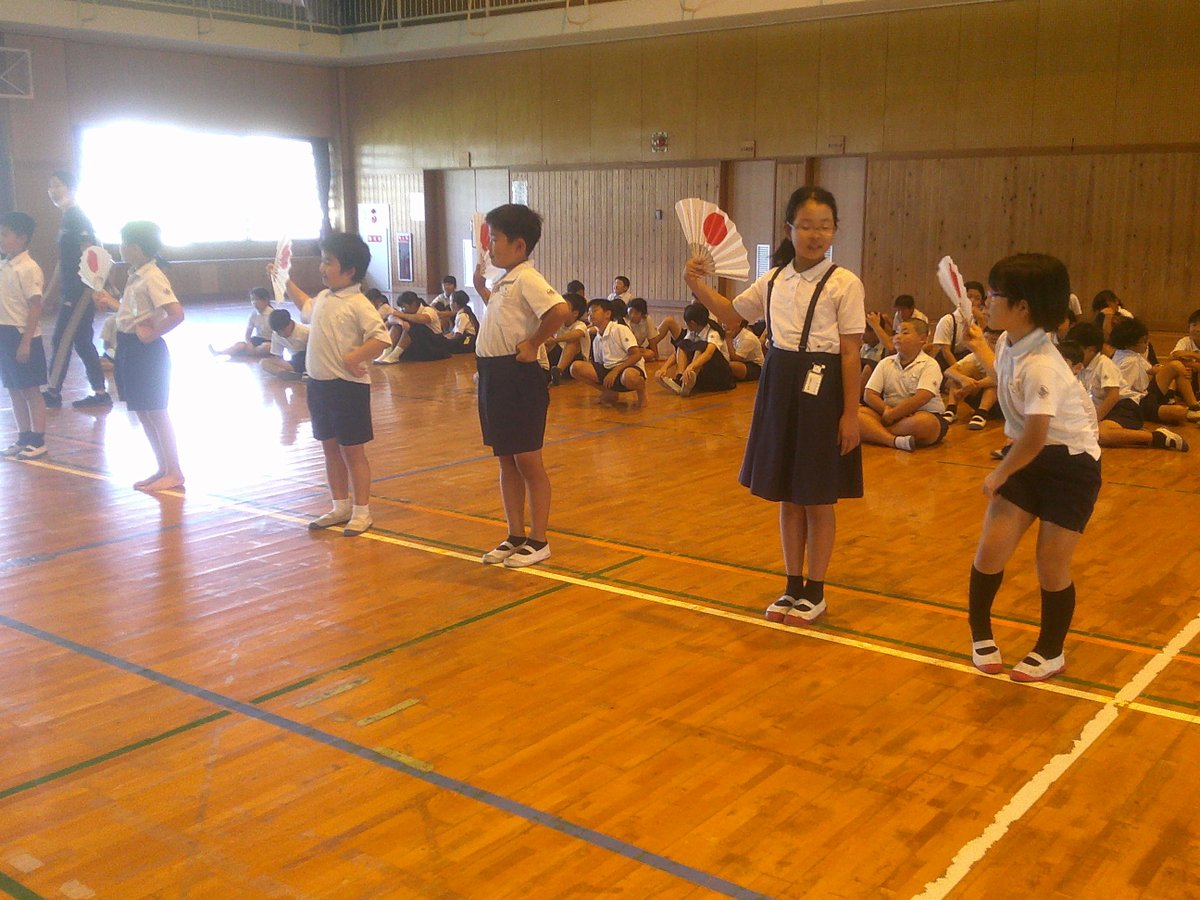 ooaira_esc's tweet photo. ４年生の総合的な学習の時間。２回目の虚無僧踊り。地域の方にご指導いただき、感謝しております。さて、今回は立ち方や扇の持ち方・角度まで少しずつ細やかな指導が入っております。美しい姿勢を保持するのは、なかなか子供たちもたいへんなようです。がんばれ！！ https://t.co/M0mtc6cHWD