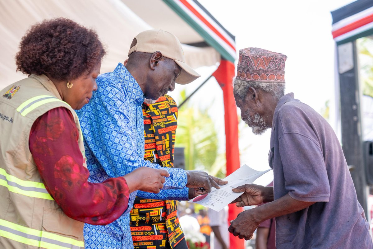 WilliamsRuto's tweet photo. At Mama Ngina Waterfront Grounds, issued 5,000 title deeds to beneficiaries from the Dongo Kundu, Waitiki, Mwakirunge, Mikindani and Mafisini settlement schemes in Mombasa County. https://t.co/z7wBKY4Geg