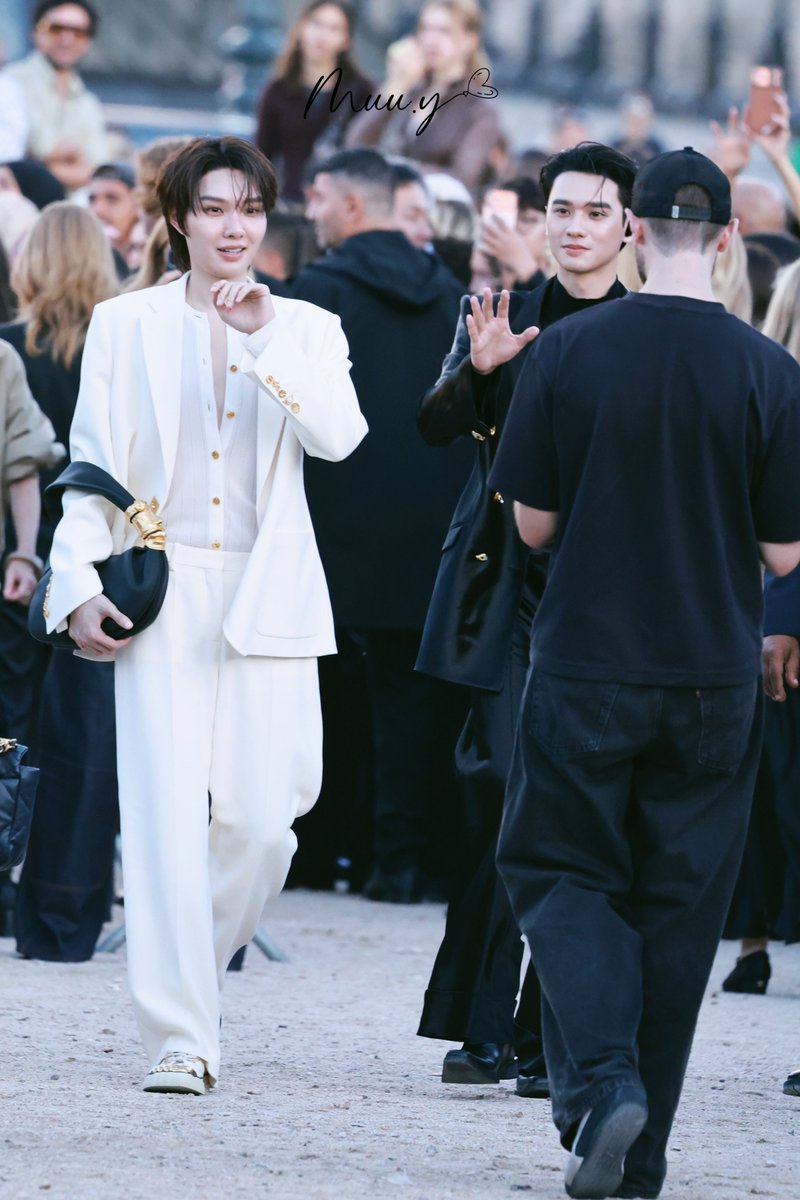 MuuYip's tweet photo. 🤍🖤💫

KENG NAMPING IN PARIS FW27        

#SchiaparellixKENGNAMPING 
#Schiaparelli 
#KengHarit #nampingster https://t.co/wSj9NQXS8r