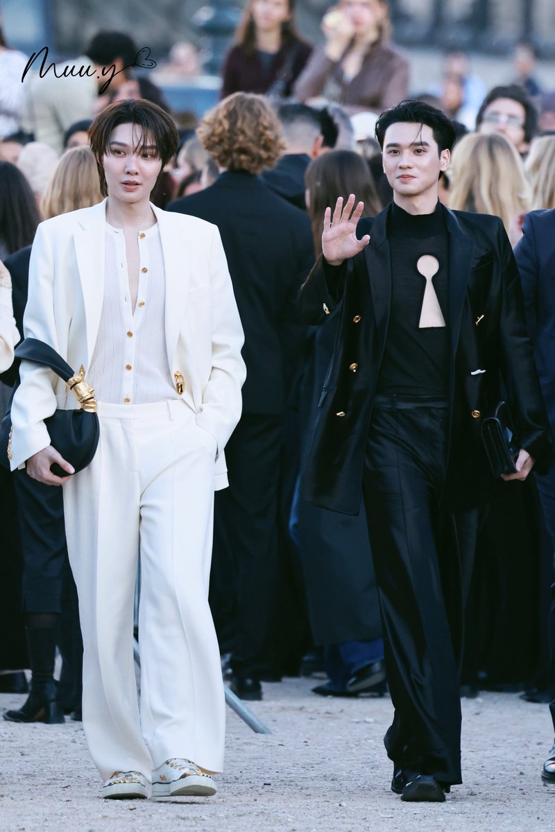 MuuYip's tweet photo. 🤍🖤💫

KENG NAMPING IN PARIS FW27        

#SchiaparellixKENGNAMPING 
#Schiaparelli 
#KengHarit #nampingster https://t.co/wSj9NQXS8r