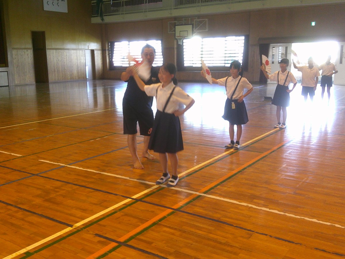 ooaira_esc's tweet photo. ４年生の総合的な学習の時間。２回目の虚無僧踊り。地域の方にご指導いただき、感謝しております。さて、今回は立ち方や扇の持ち方・角度まで少しずつ細やかな指導が入っております。美しい姿勢を保持するのは、なかなか子供たちもたいへんなようです。がんばれ！！ https://t.co/M0mtc6cHWD