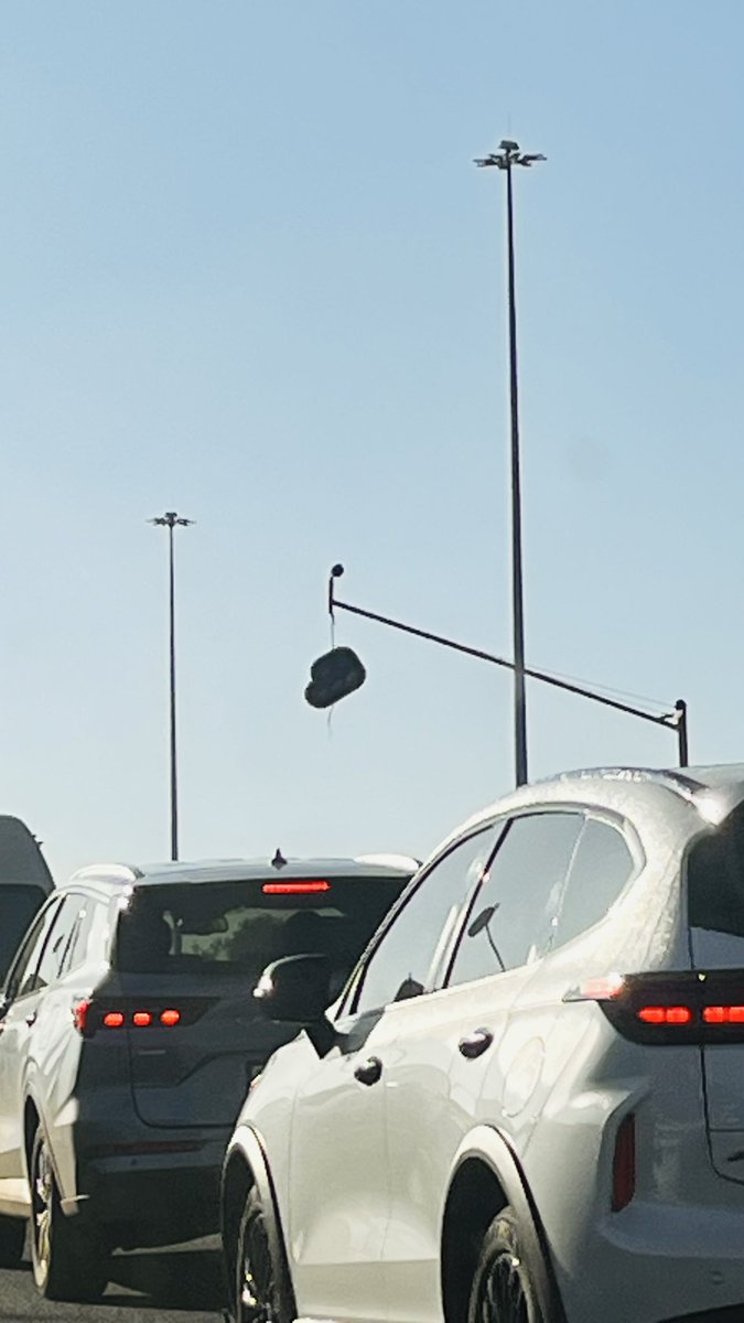 KBoroto's tweet photo. @MyJRA @CityofJoburgZA there is a hanging traffic light on Olifants road onramp to the N1 https://t.co/mRNtc7yHHH